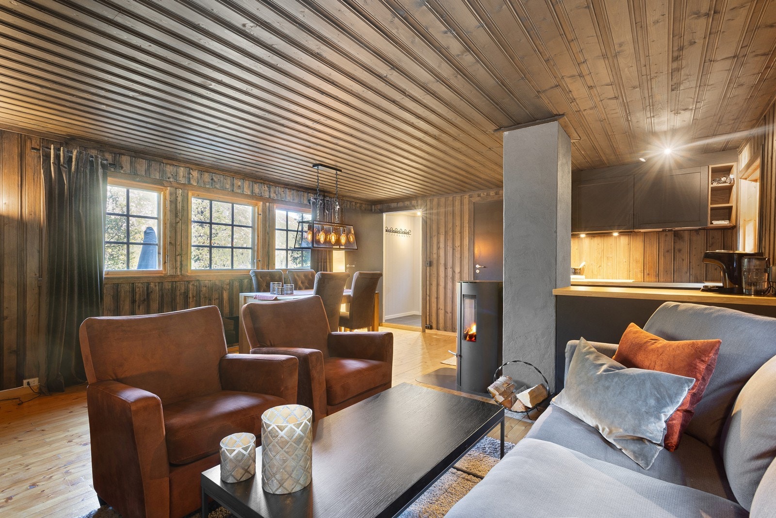 Innvendig er det gulv av furu. Veggene har trepanel. Innvendige tak har trepanel. Galleribilde