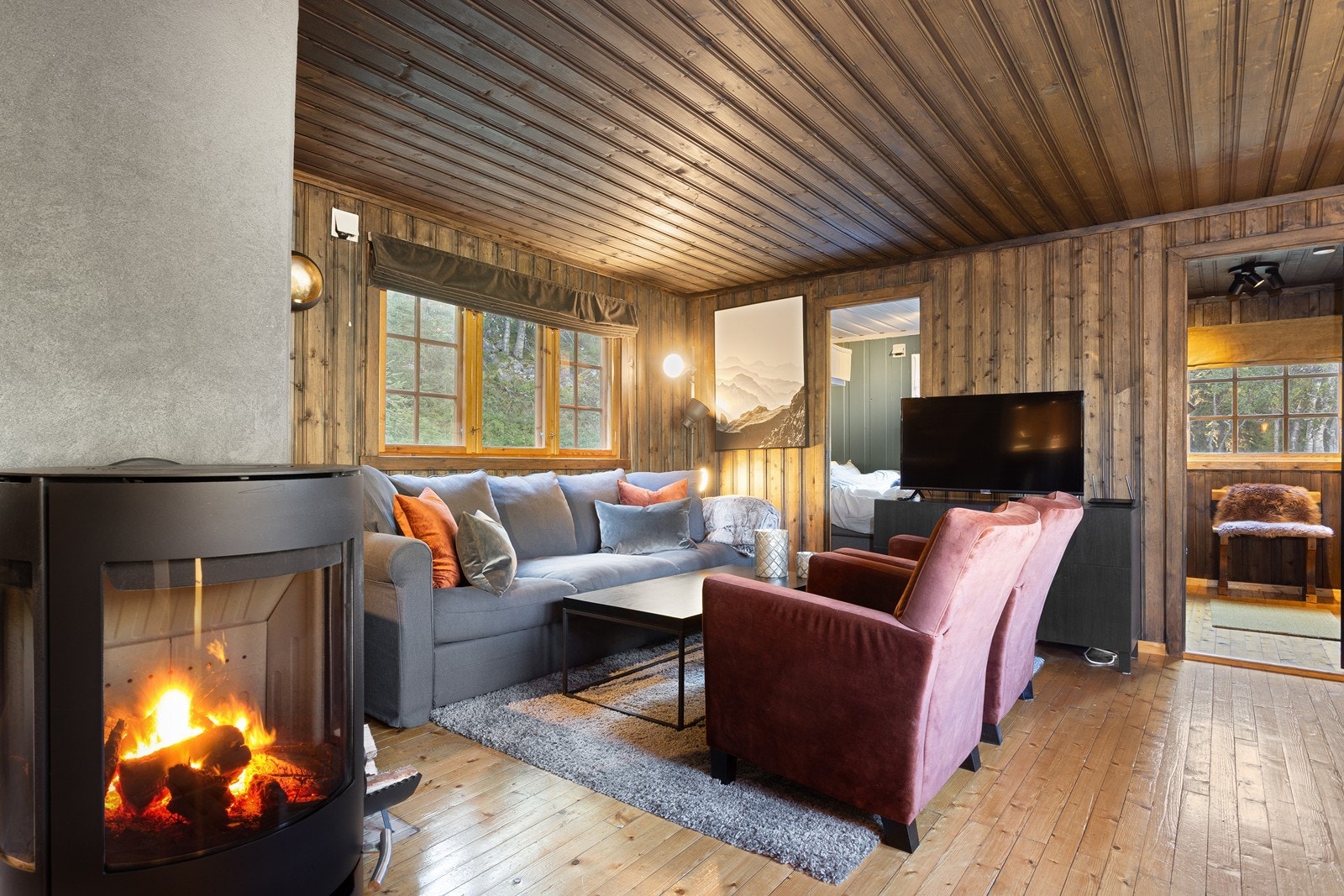 Stuen har en elegant og klassisk vedovn, som skaper en lun og god stemning. Galleribilde