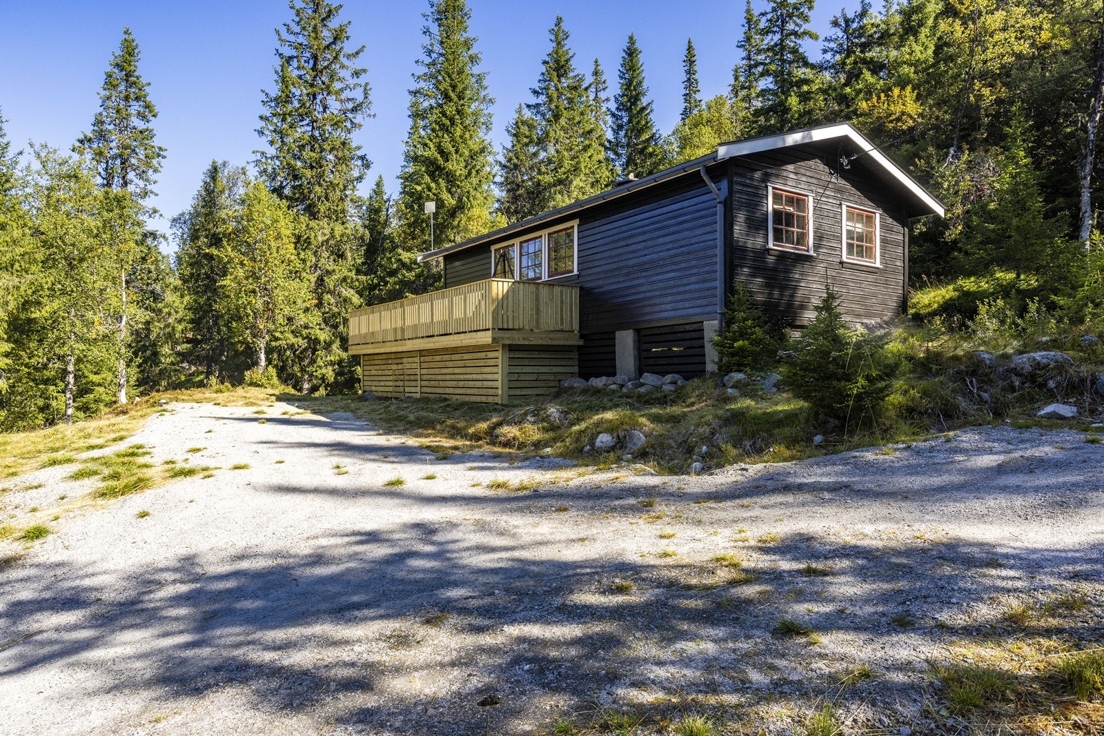 Parkering rett ved hytteveggen. Galleribilde