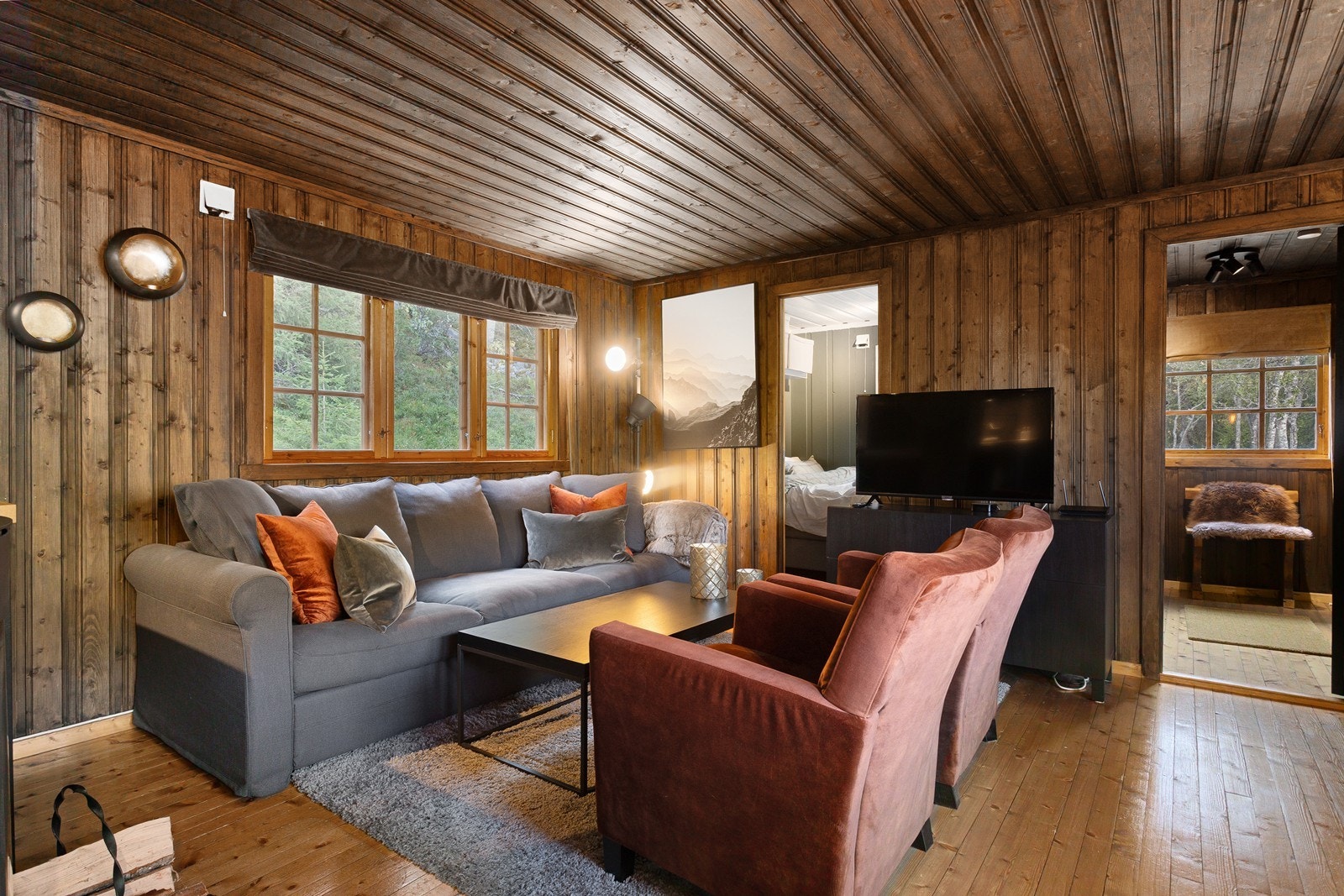 Hytta er godt vedlikeholdt gjennom årene og har fått moderne oppgraderinger som gjør den funksjonell og komfortabel samtidig som den har beholdt sitt opprinnelige preg. Galleribilde