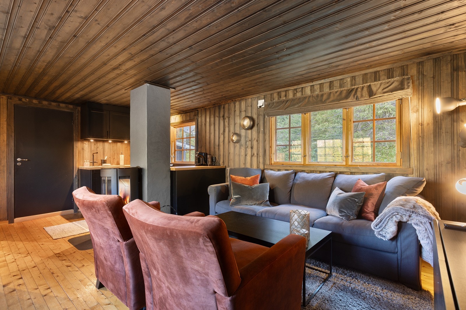 Hytta oser av tradisjon med mørkbeiset tømmer. Galleribilde