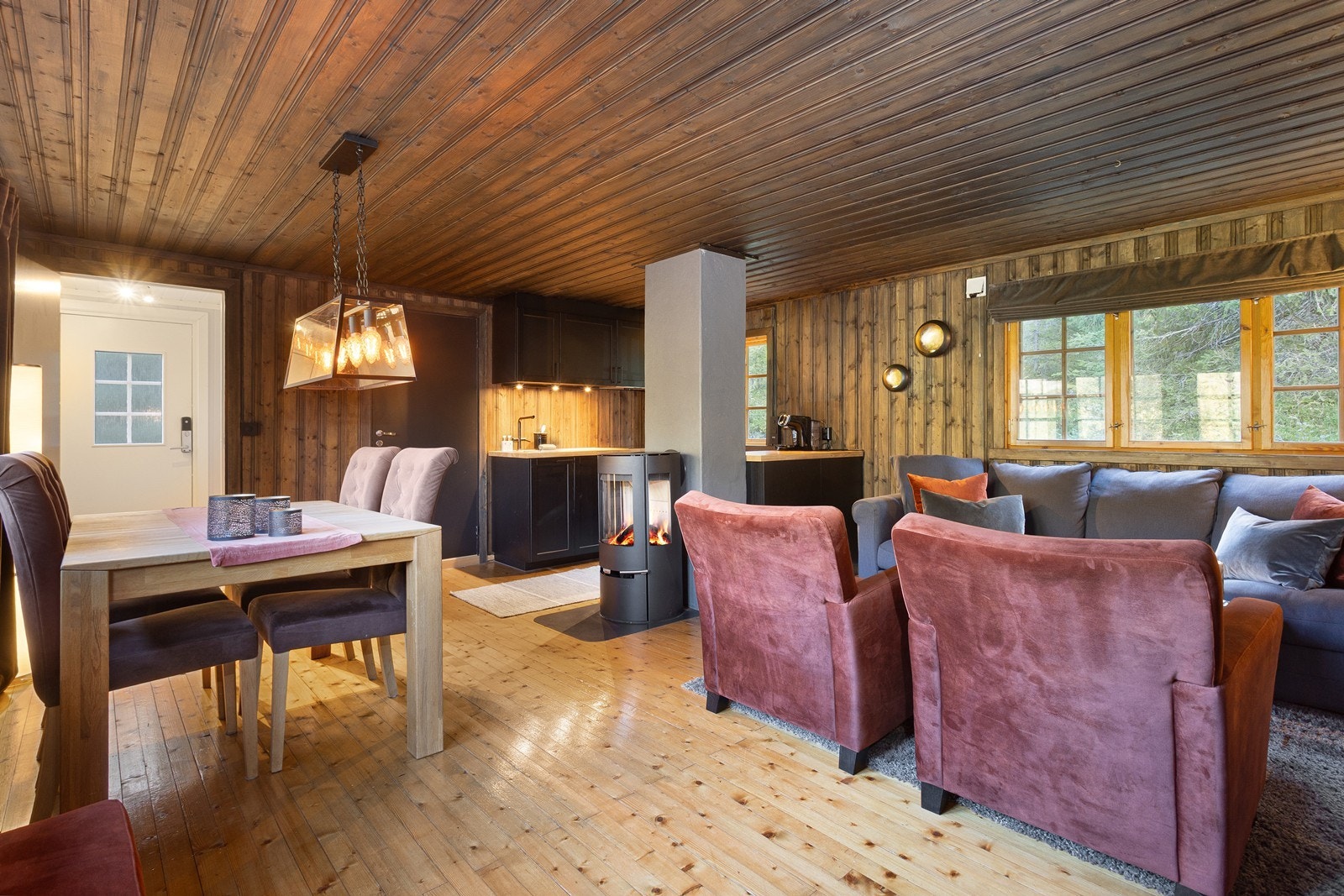 Rommet er romslig, og åpner opp for ulike møbleringsalternativer med en stor og komfortabel sofakrok, underholdningsavdeling og lenestoler, der en kan sitte å nyte en god bok. Galleribilde