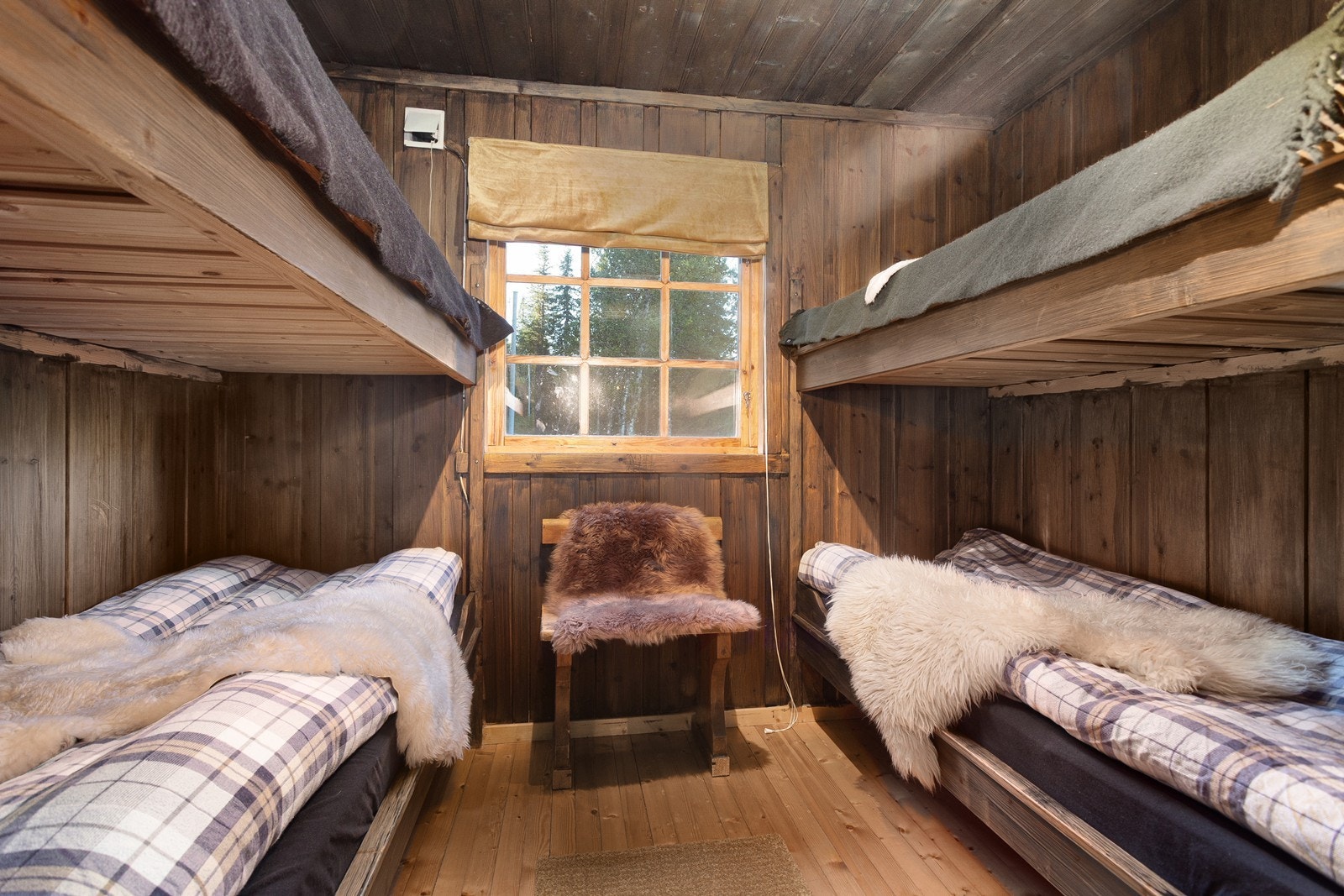 Soverom 1 har plassbygd køyesenger for ekstra sengeplasser, slik at en kan ha med mange gjester på hyttetur Galleribilde