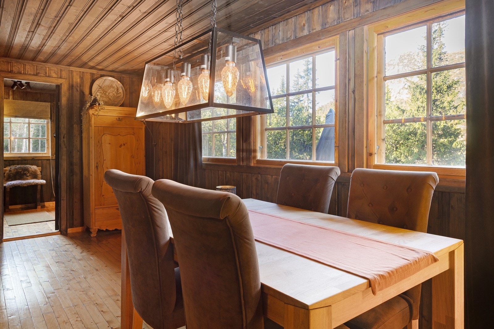 God plass til et større spisebord. Galleribilde