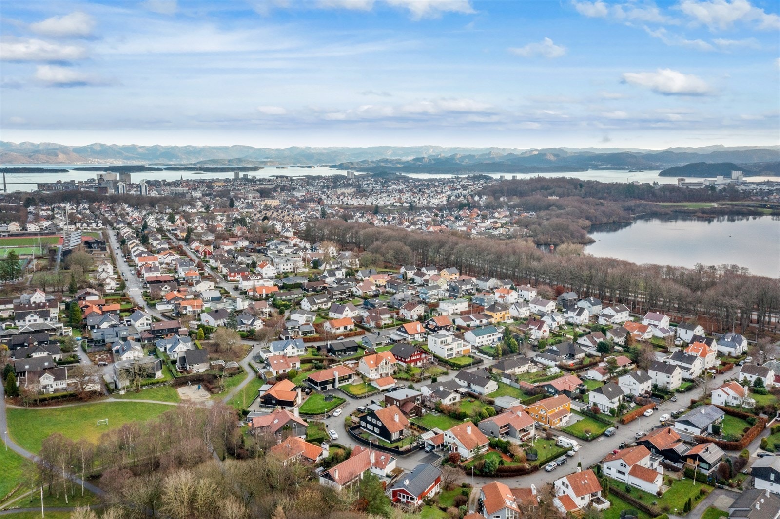 Boligen ligger i ett etablert villa strøk på Eiganes. Galleribilde