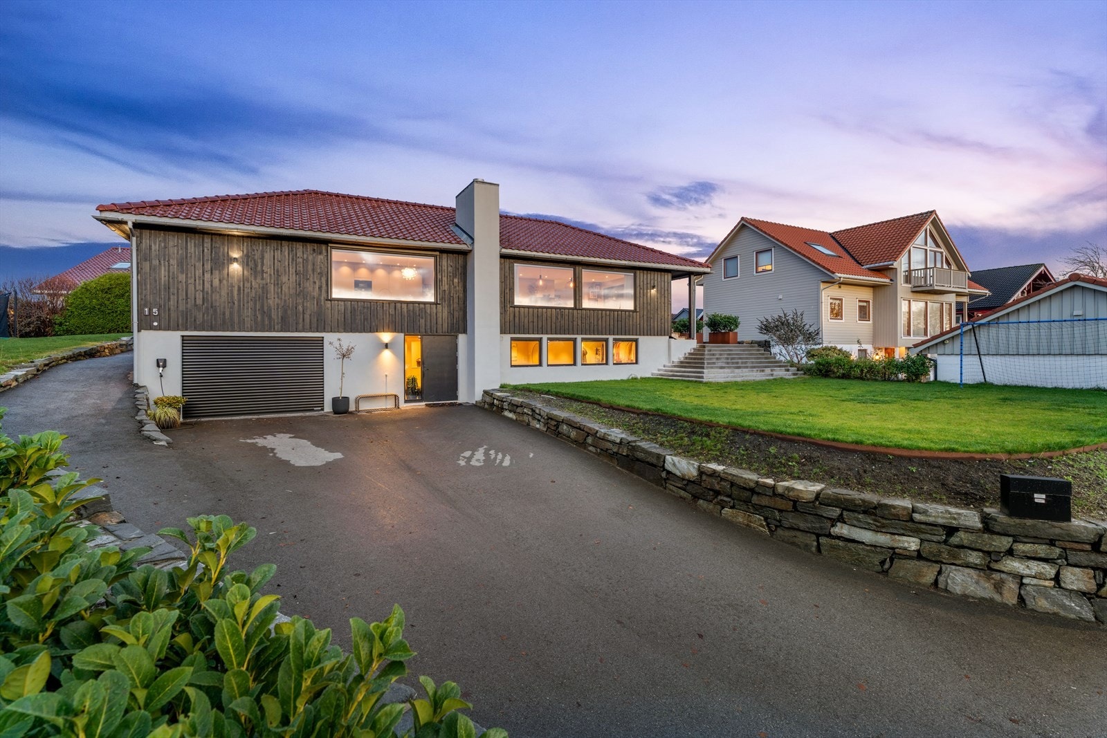 Stor asfaltert gårdsplass med plass til flere biler. Galleribilde