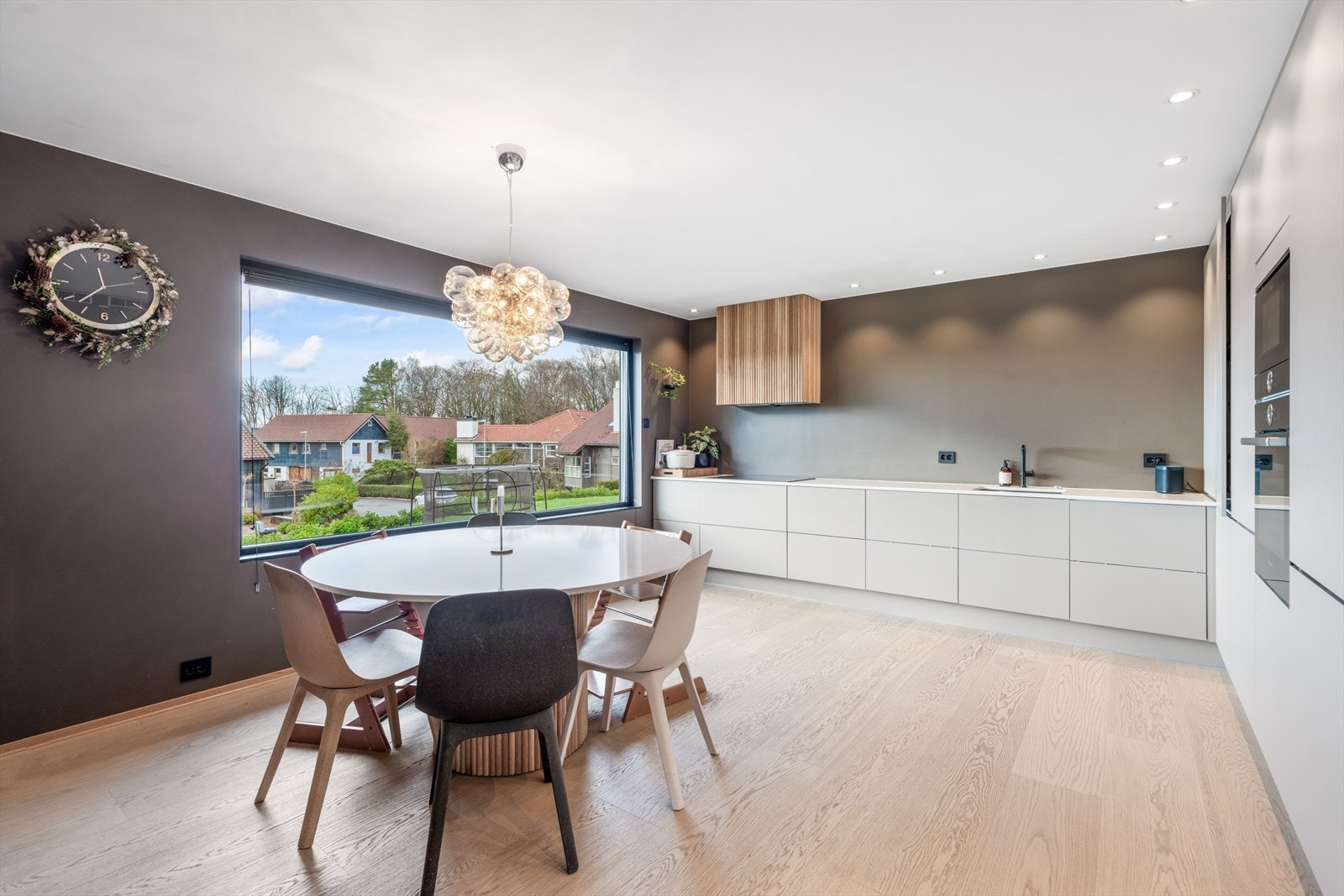 De store vinduene gjør det lyst og trivelig rundt kjøkkenbordet og ved matlaging. Galleribilde