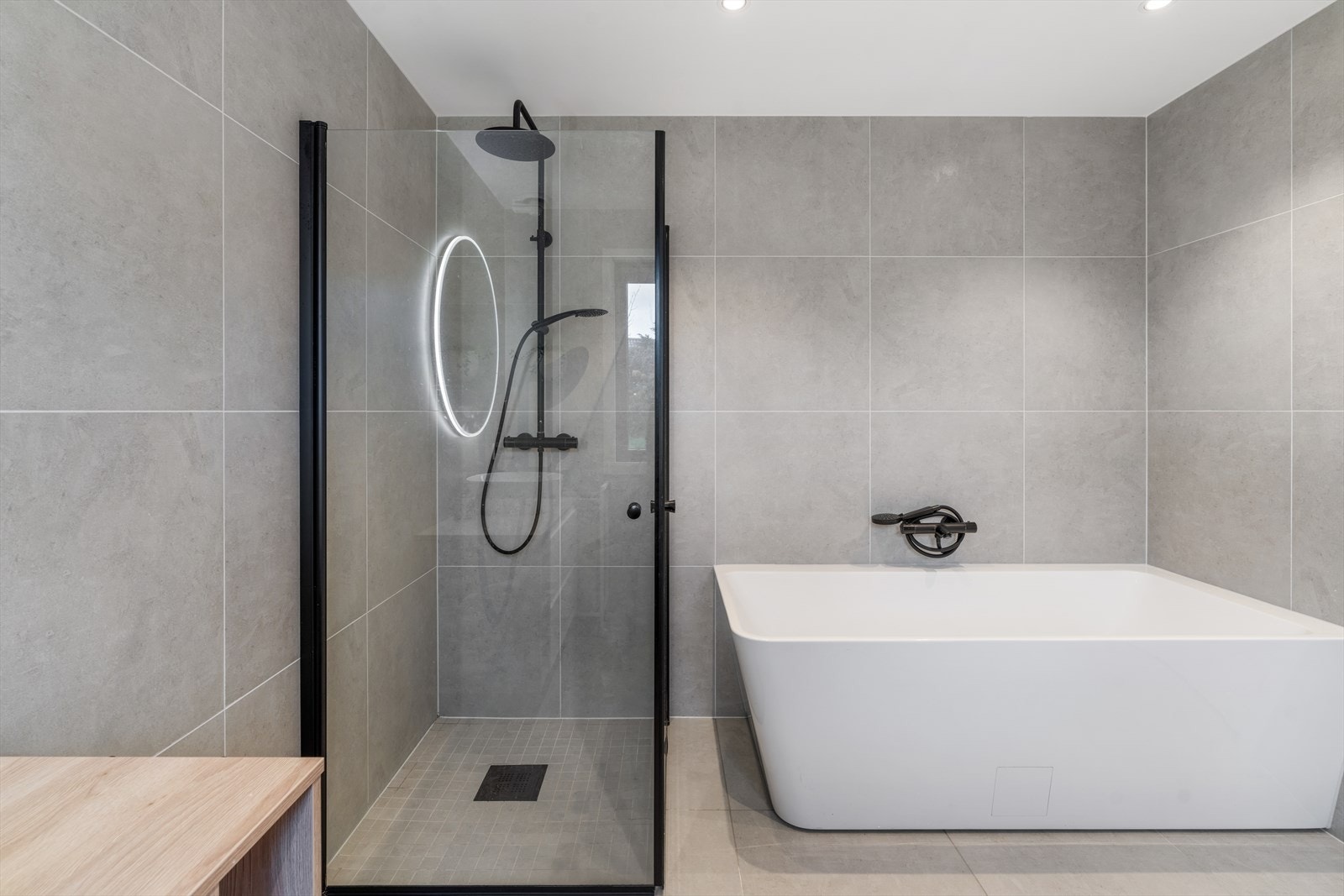 Stort, elegant og moderne bad. Galleribilde