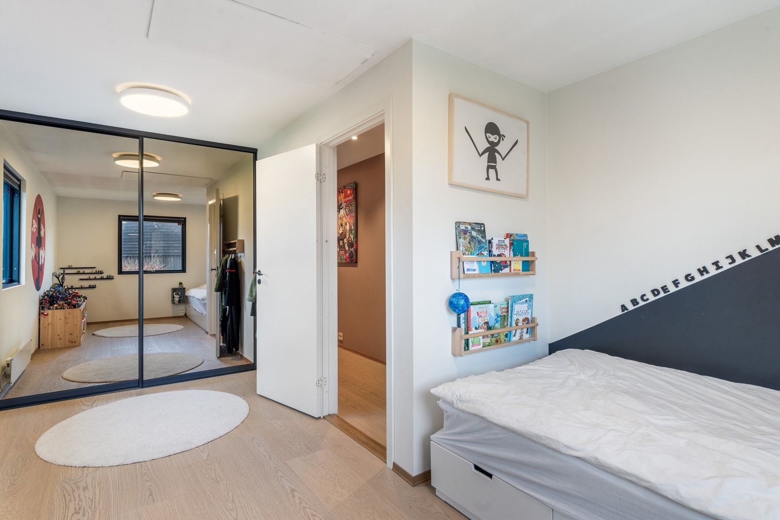 Soverom i 2.etg med stedbygd garderobe. Galleribilde