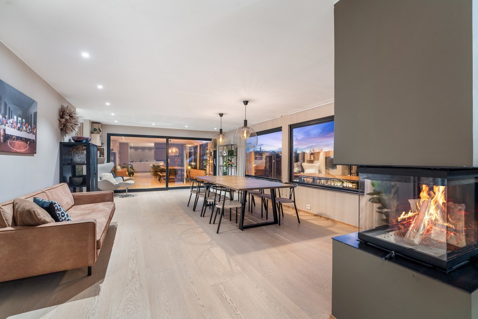 Velkommen til en stilfull og moderne bolig med romslig stue, store vinduer og elegant peis for koselige kvelder. Galleribilde