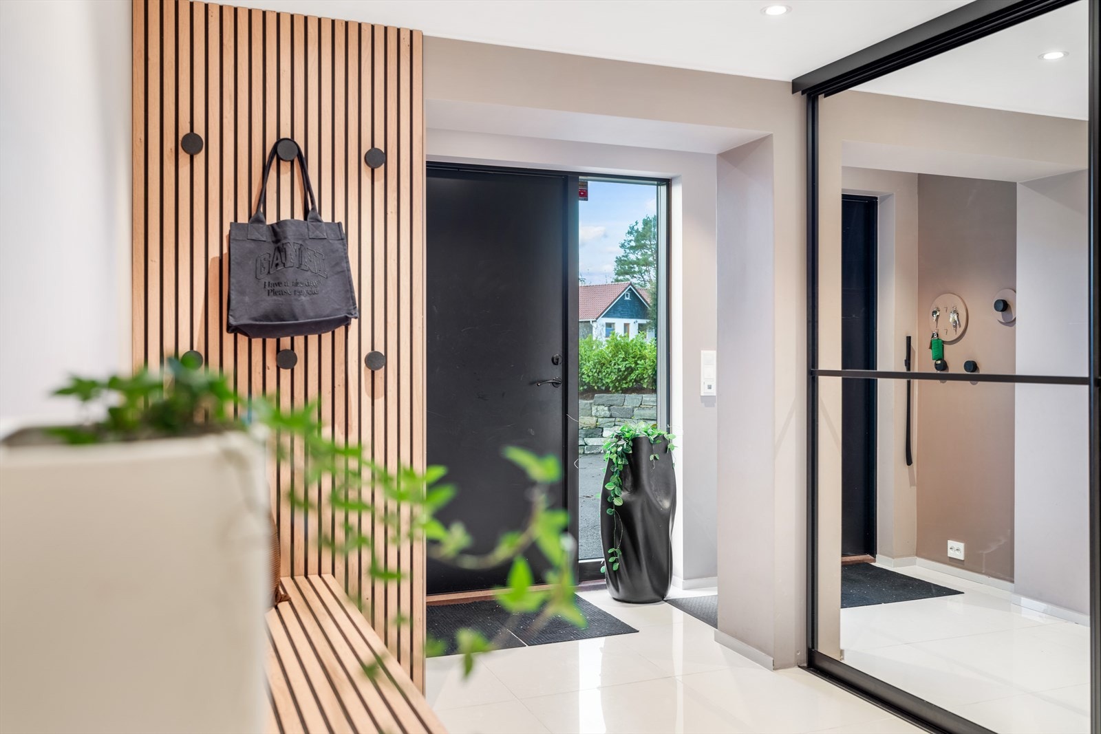 Entrè/hall underetasje. Galleribilde