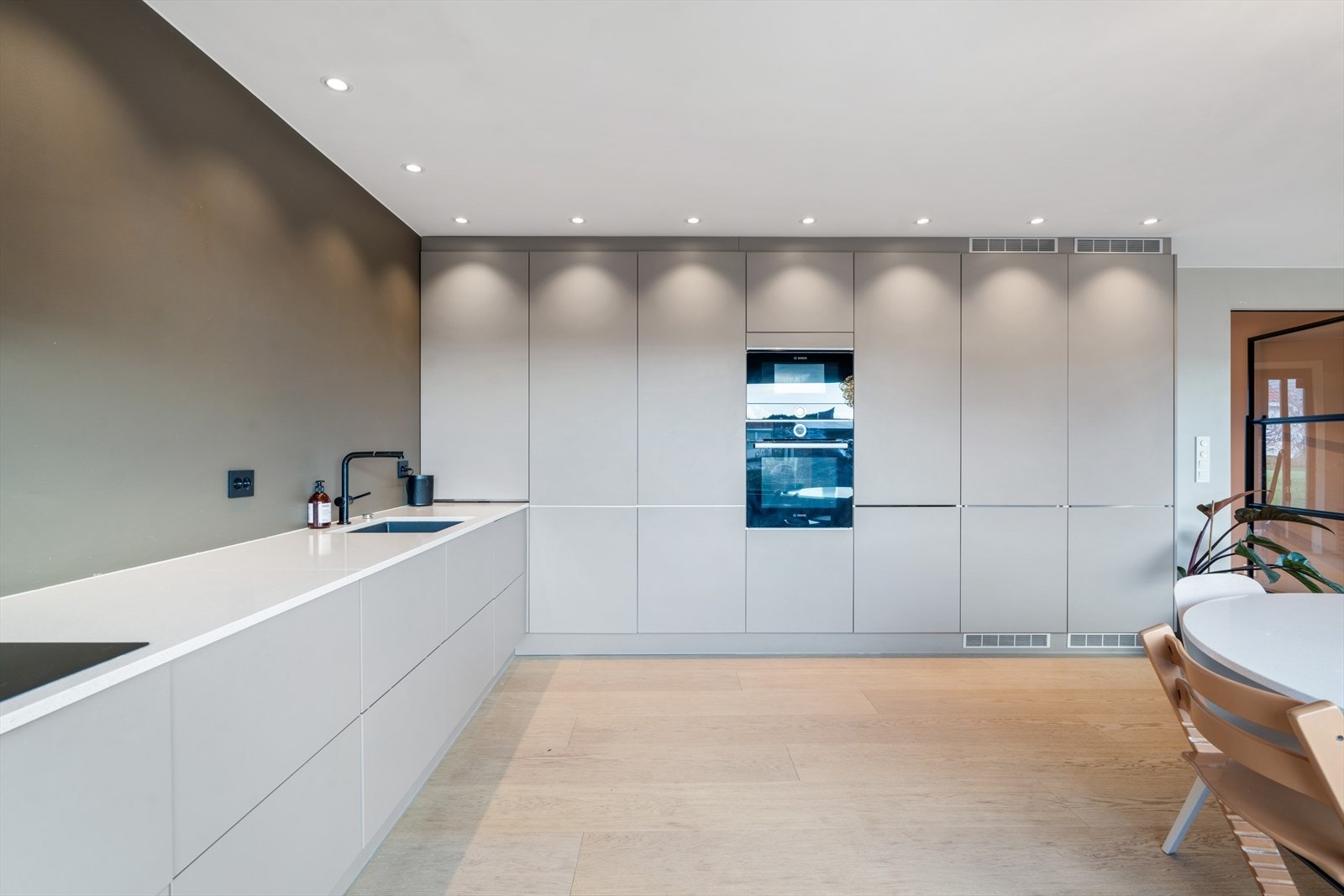 Rikelig med skap- og benkeplass. Galleribilde