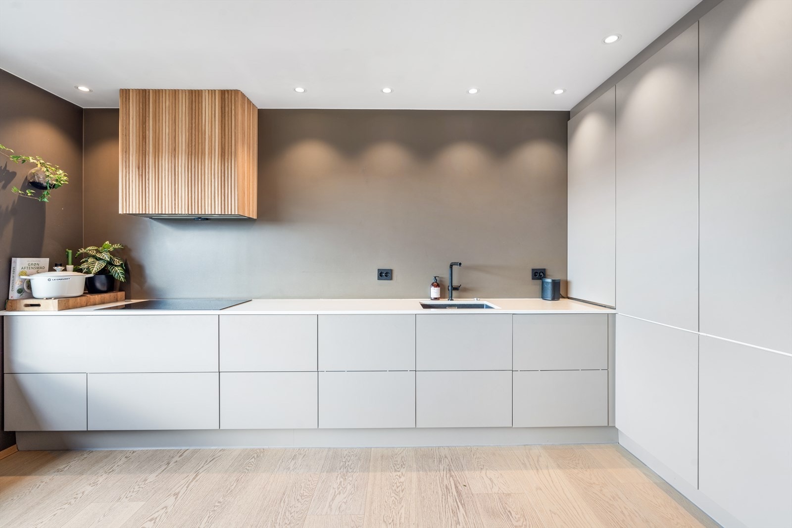 Stort moderne kjøkken. Galleribilde