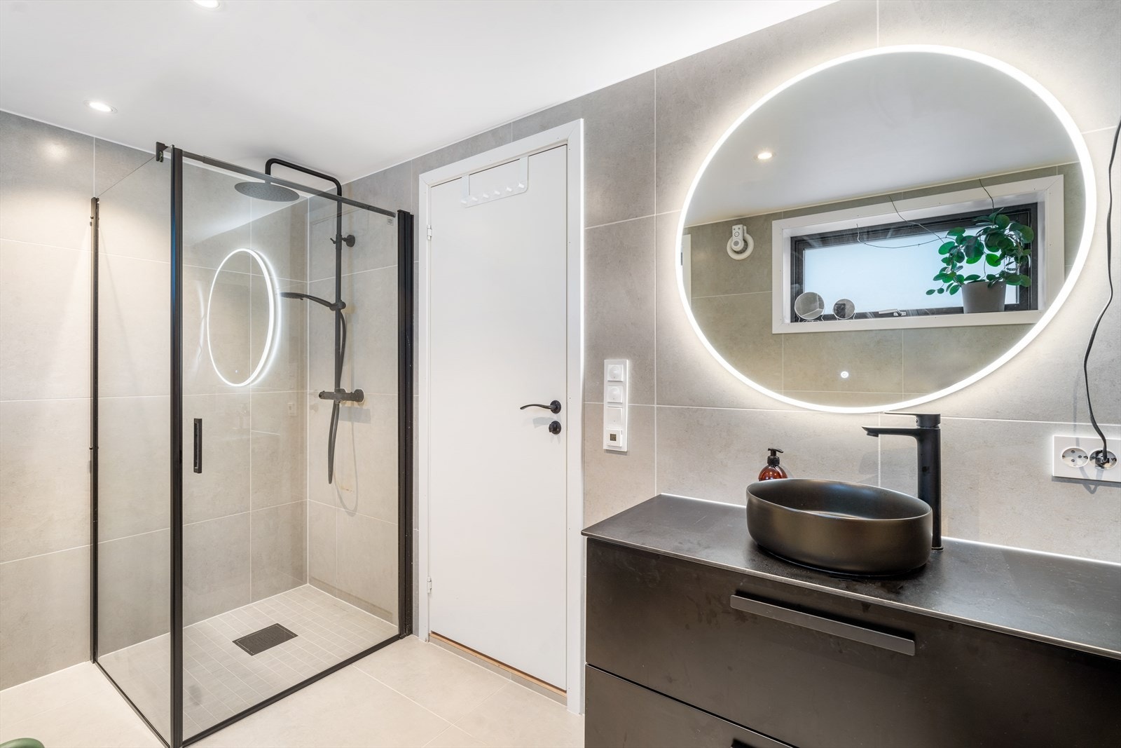 Moderne bad i underetasje. Galleribilde