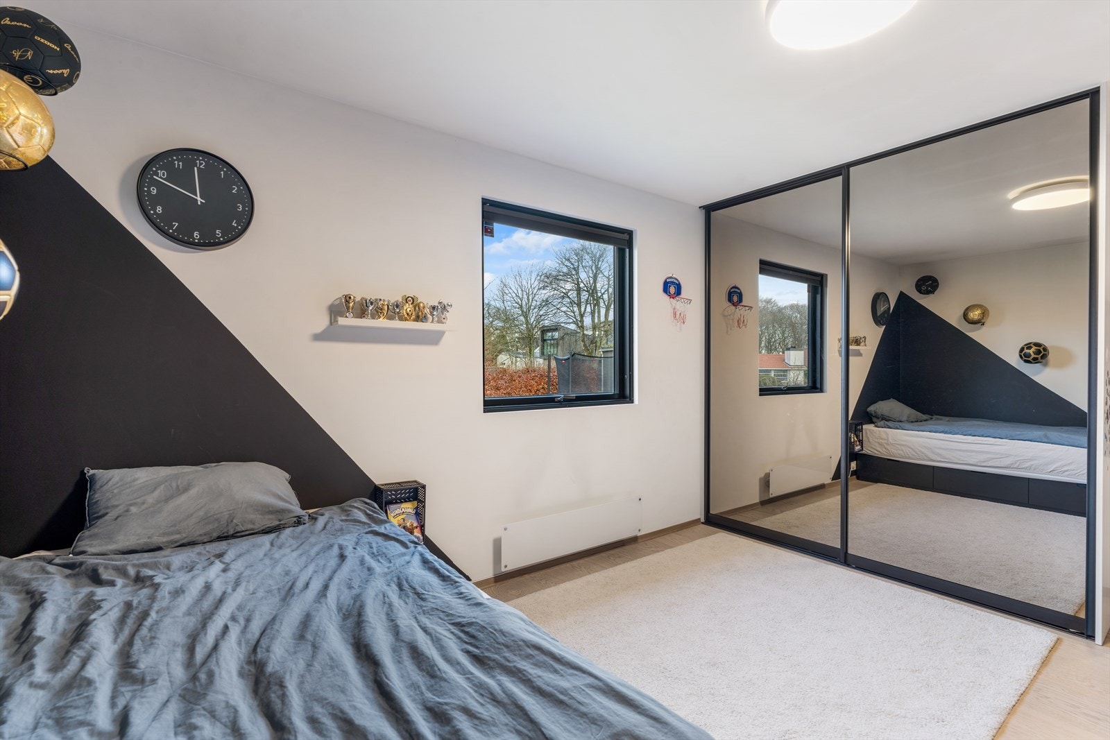 Også her stedbygd garderobe. Galleribilde