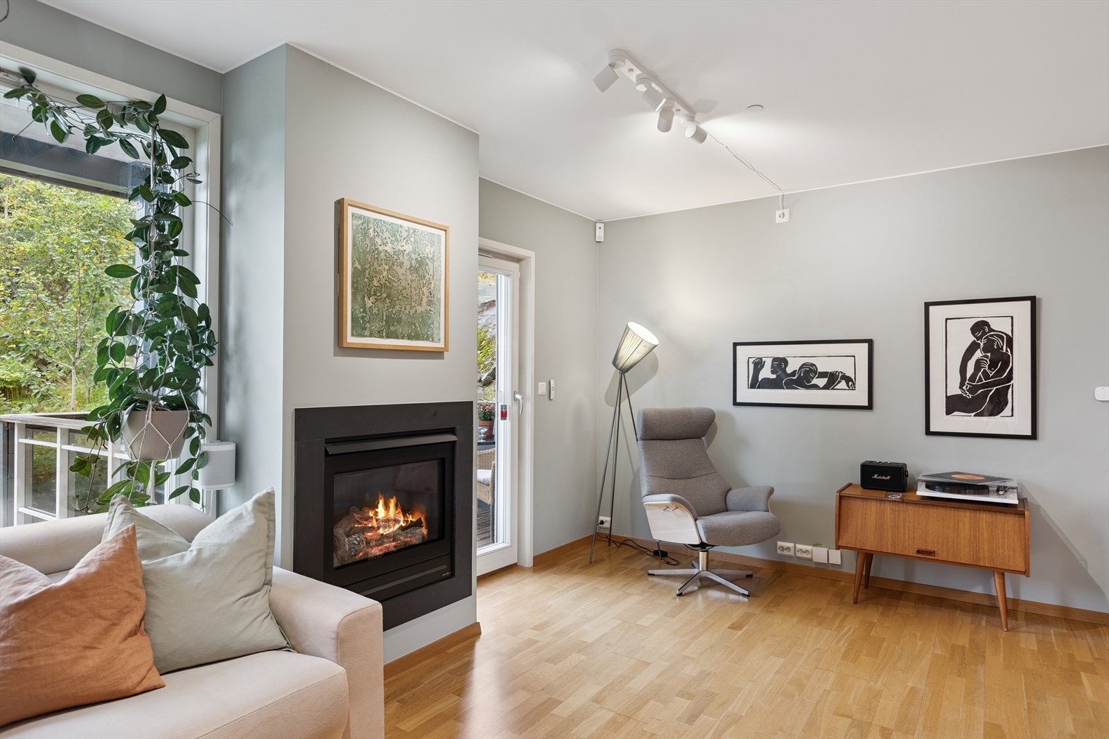 Fra stuen er det utgang til balkong. Det er gassuttak til grill på balkongen. Galleribilde