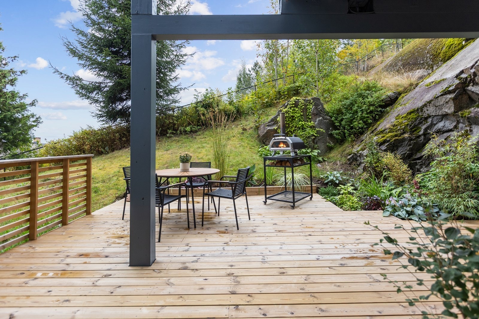 Markterrassen her ute er virkelig hyggelig og et sted som har vært til stor glede for nåværende eier. Det er plantet bed etc som både er lettstelte og gir en hyggelig atmosfære. Galleribilde