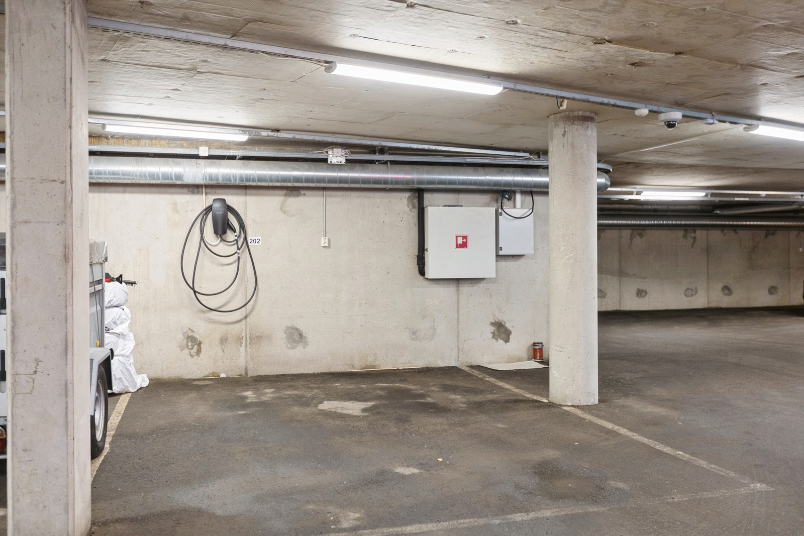 Det følger med en garasjeplass hvor man har elbillader som medfølger. I tillegg kan det være mulighet for å leie plassen ved siden av, slik nåværende eier gjør i dag. Galleribilde