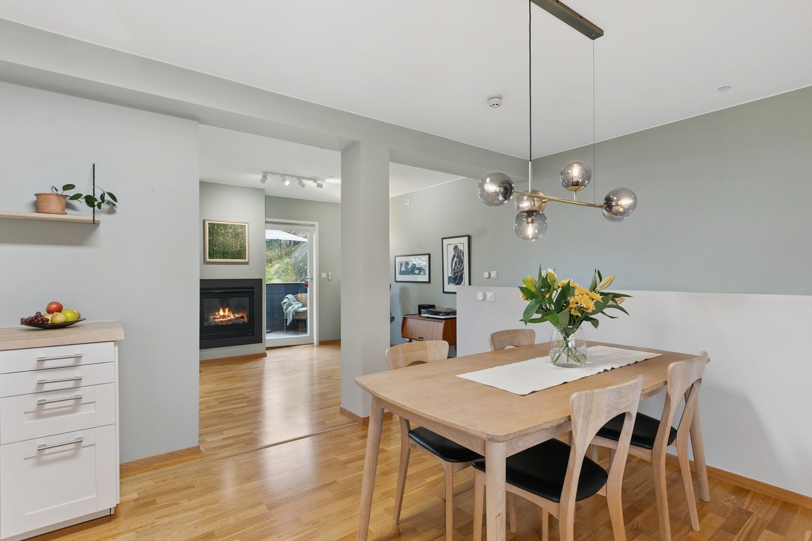 Store deler av leiligheten er oppgradert i nyere tid. Man har malt opp veggen i tidsriktige fargetoner og gitt leiligheten en standard som de fleste vil like. Galleribilde