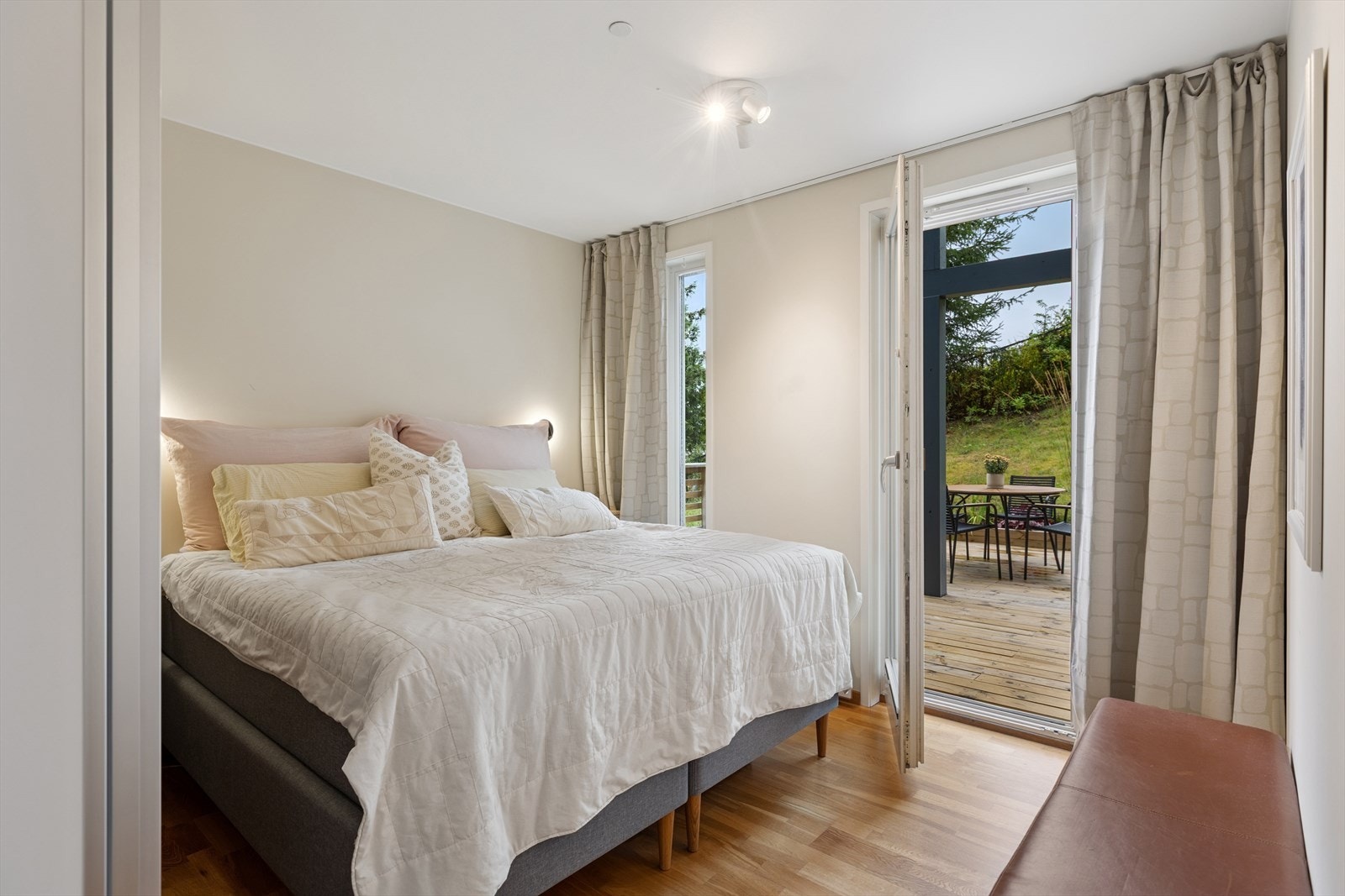 Hovedsoverommet har utgang til markterrasse og hage. Terrassen er bygd ut og forlenget i nyere tid. Galleribilde