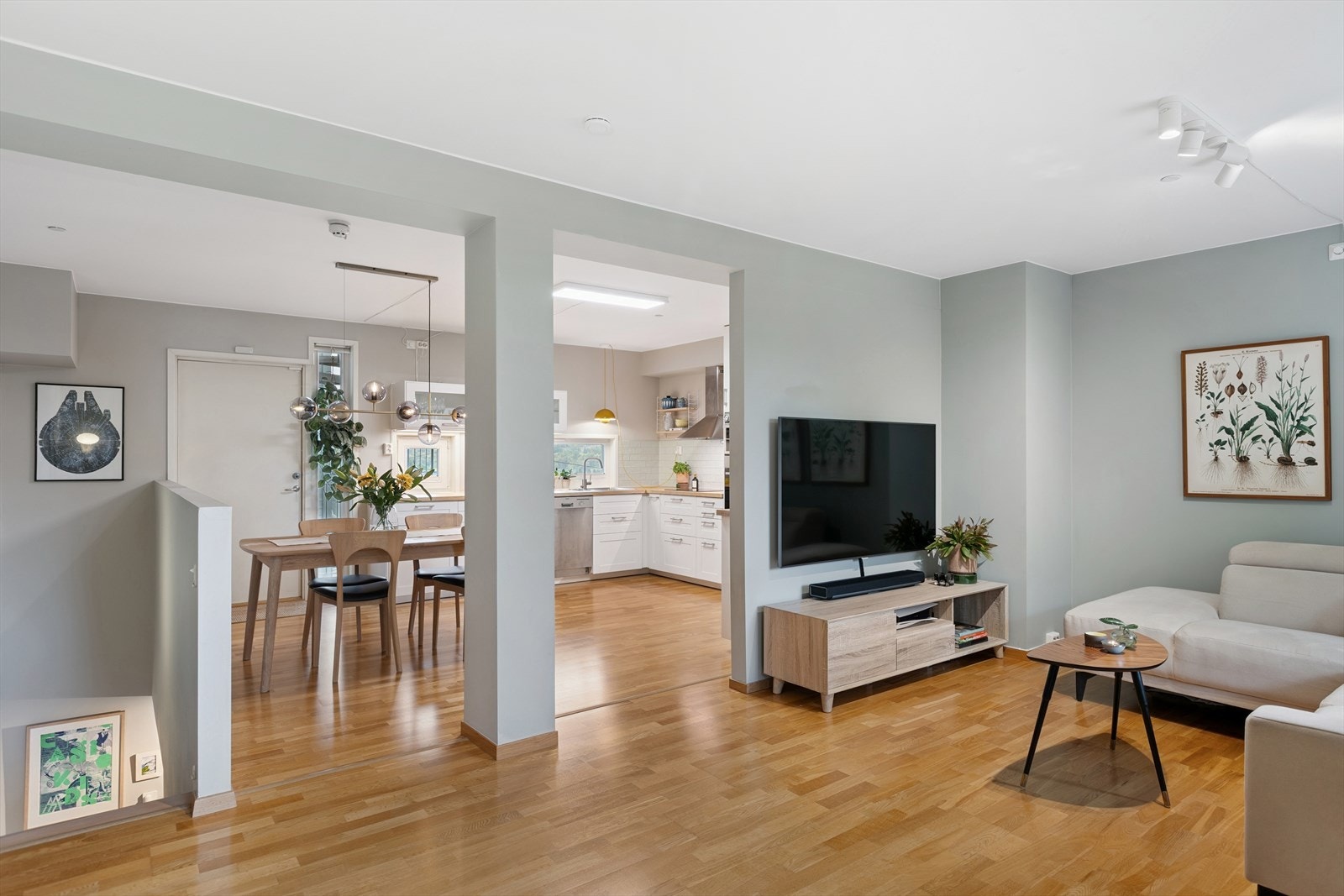 I stuen har man fine vindusløsninger med vinduer som går helt ned til gulvet. Galleribilde