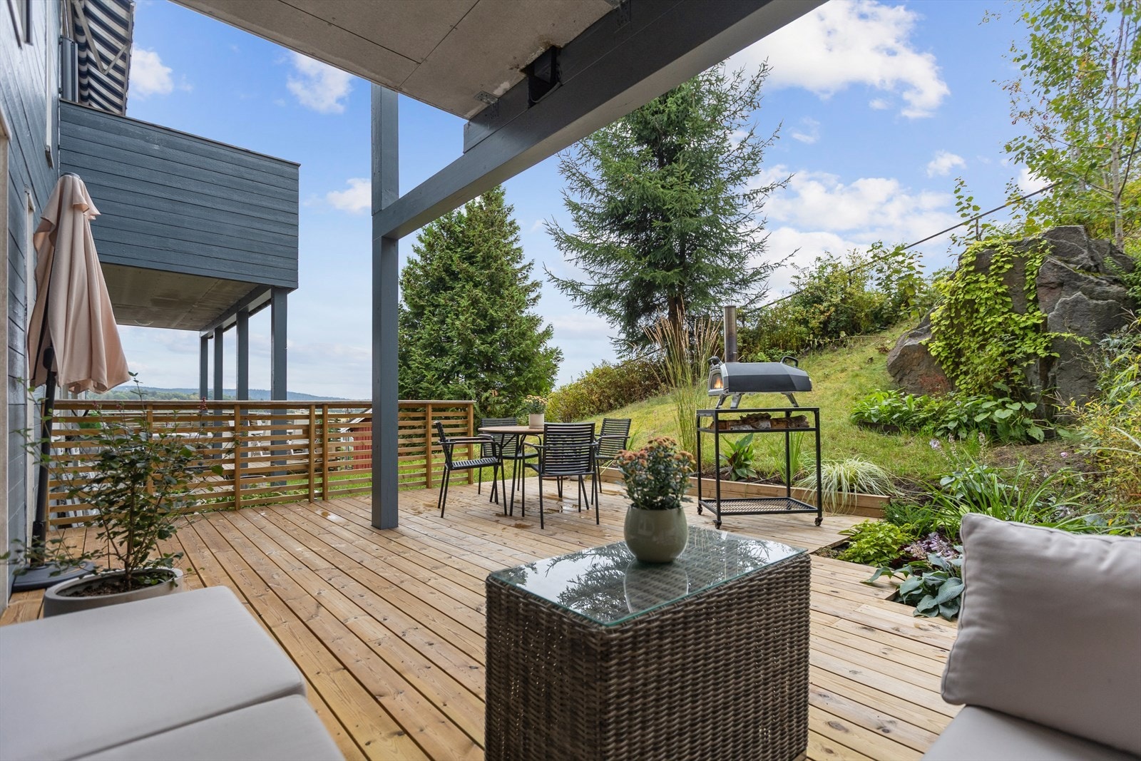 Tomten er fellesareal og benyttes av beboerne som har adgang ut fra terrasse. Det er få andre som benytter seg av plenen her ute. Galleribilde