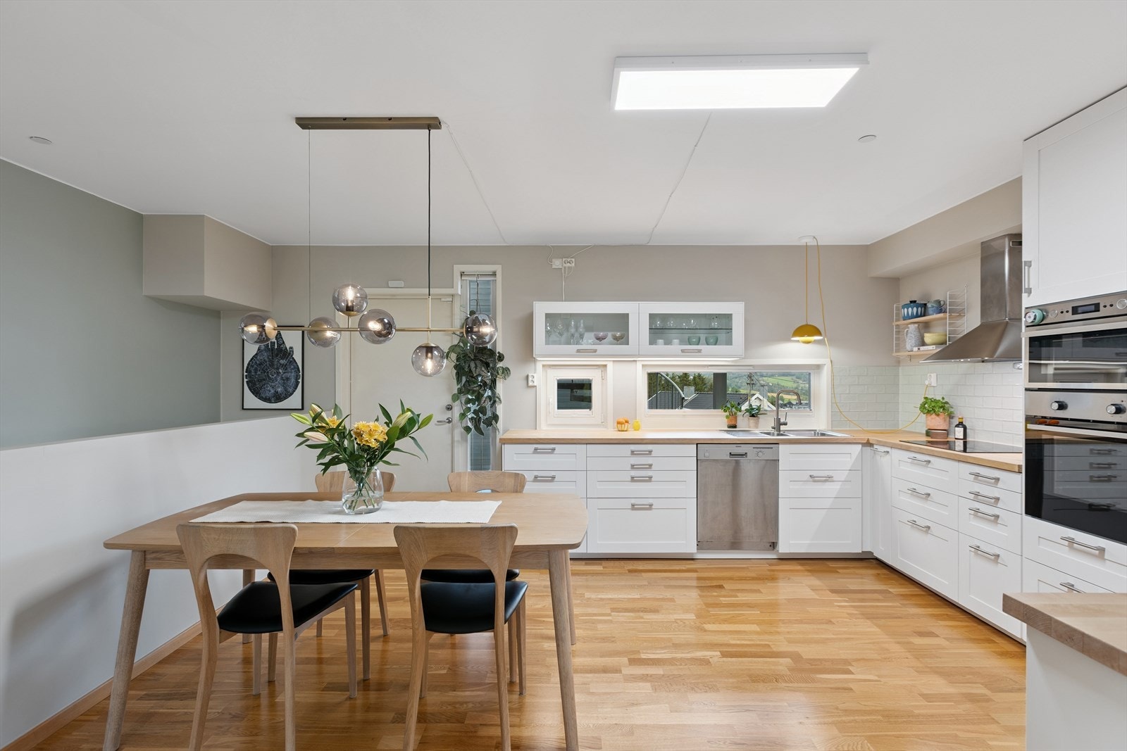 Det er god plass til langbord på kjøkkenet og her ser man døren ut til svalgangen. Galleribilde