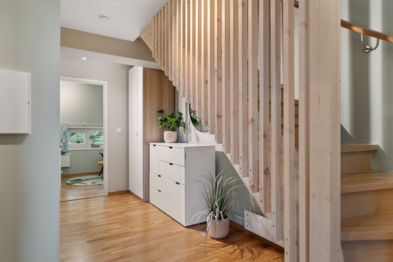 Gangen ønsker deg velkommen inn og gir god plass til å henge i fra deg ytterklærne dine etc. Den første delen av gangen er flislagt og har varme i gulv. Sikringsskapet med automatsikringer er plassert i dette rommet. Galleribilde