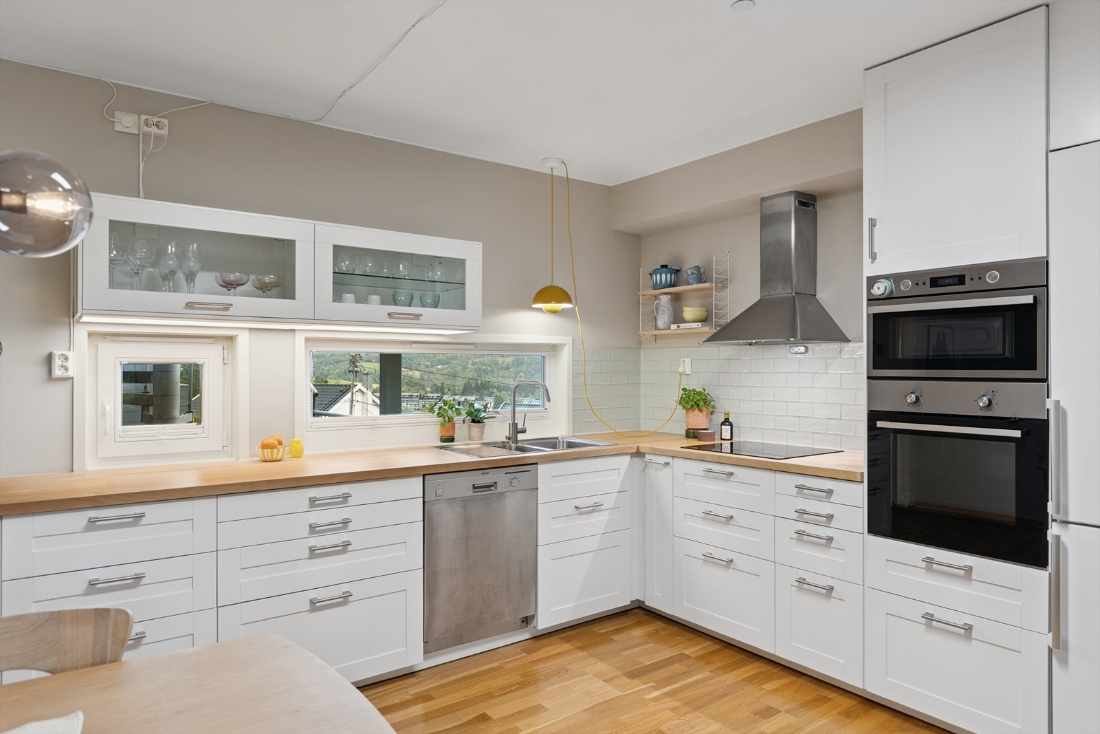 Legg merke til den fine utsikten man har mot Romeriksåsen fra vinduet på kjøkkenet. Galleribilde