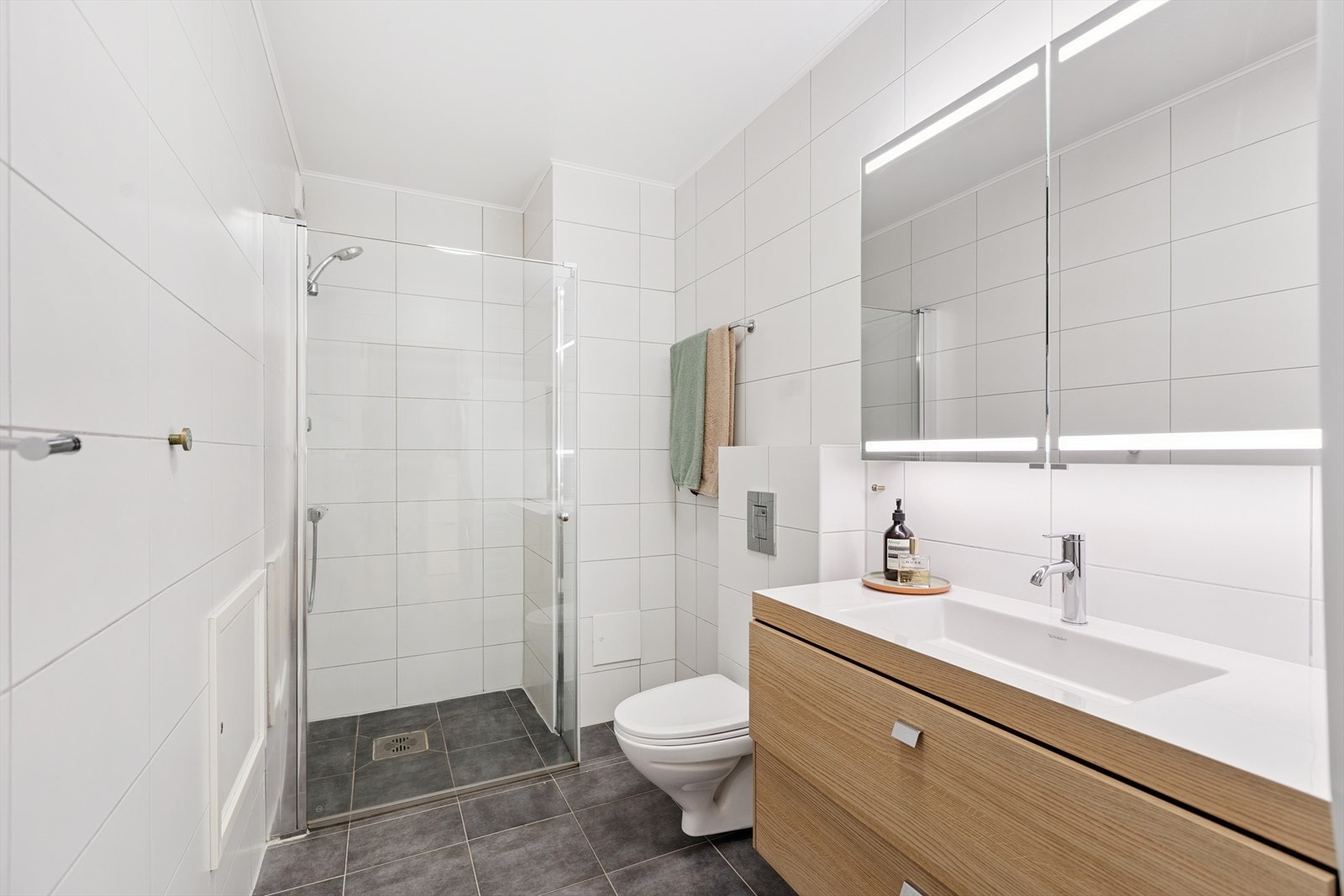 Badet har en god størrelse og opplegg for vaskemaskin og tørketrommel. Galleribilde