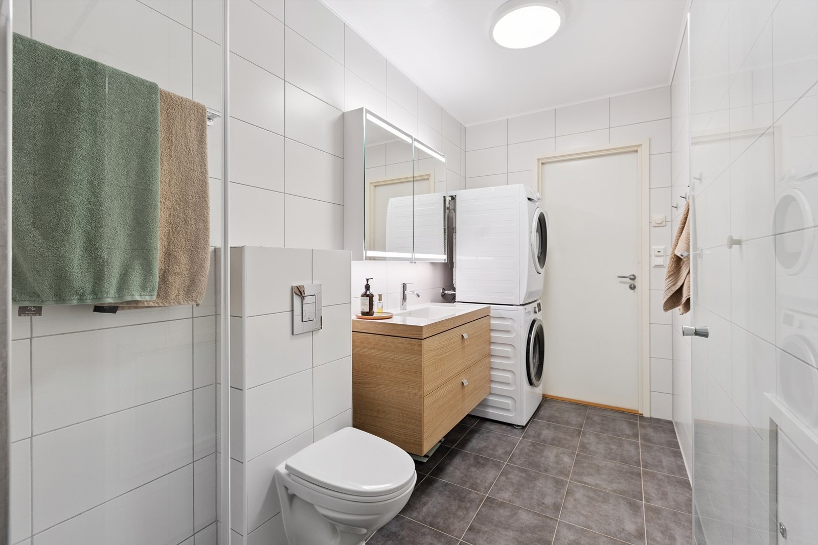 Badet er innbydende og pent og fra byggeår, 2008. Man byttet baderomsinnredning i 2021. Galleribilde