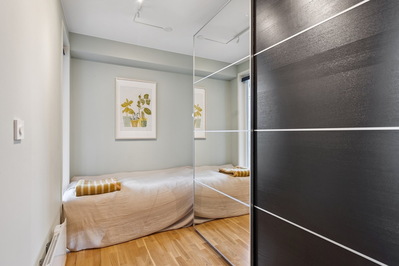 Soverom 3 har romslig skyvedørsgarderobe som vil medfølge i handelen. Galleribilde