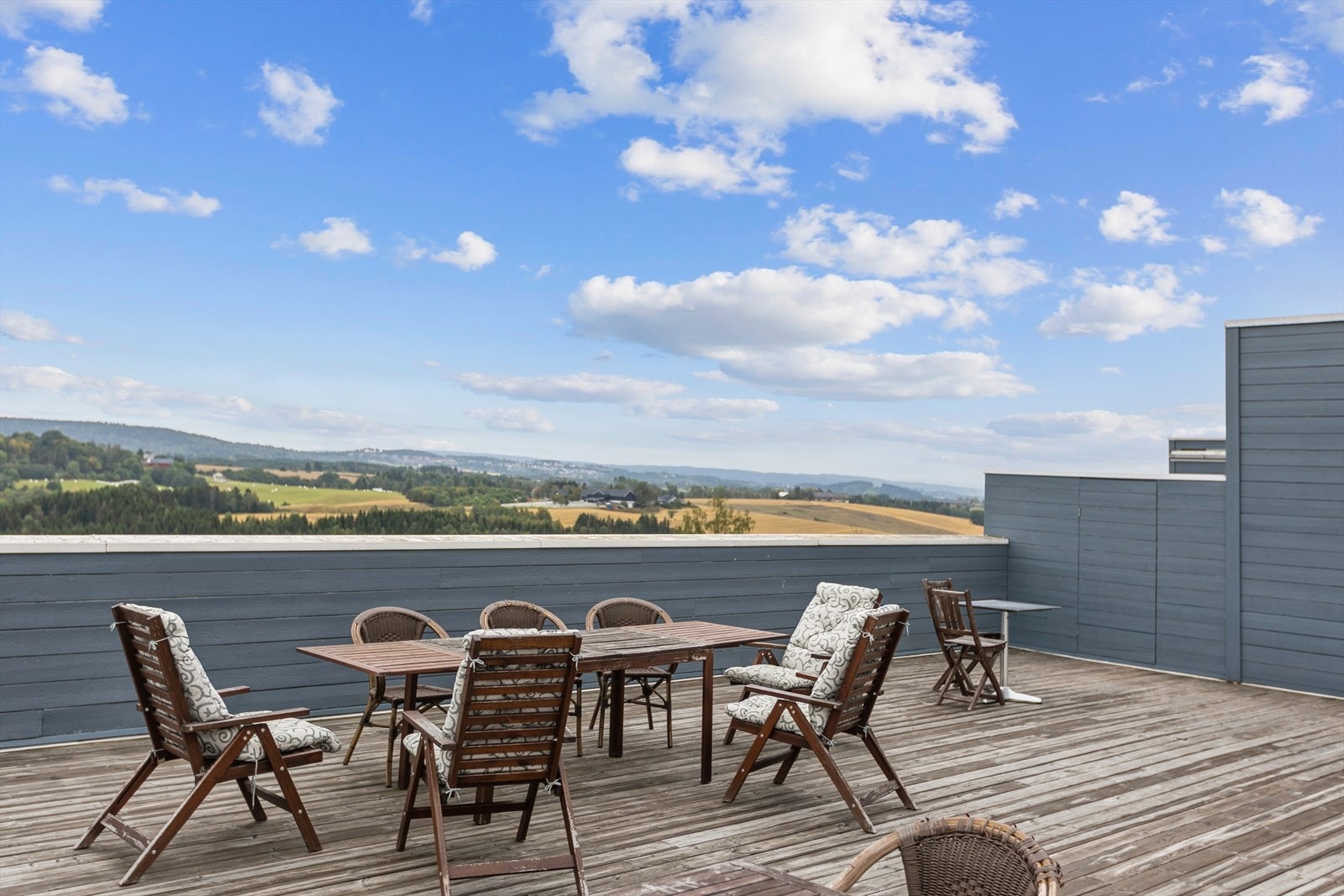Borettslaget har en felles takterrasse som kan benyttes av alle som bor her. Her har du nydelig utsikt og sol fra morgen til kveld. På uteplassene ved leiligheten har man sol fra tidlig formiddag til sen ettermiddag/ tidlig kveld. Galleribilde