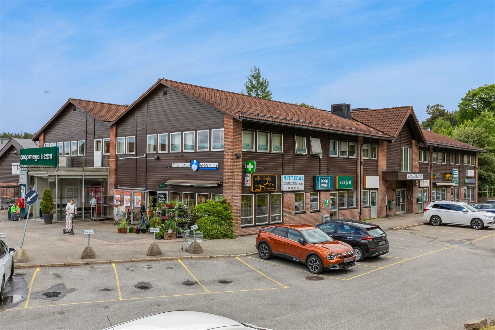 Hagansenteret ligger 5-10 min gange unna. Her finner du flere matbutikker, apotek, frisør, tannlege, blomsterforretning m.m. Galleribilde