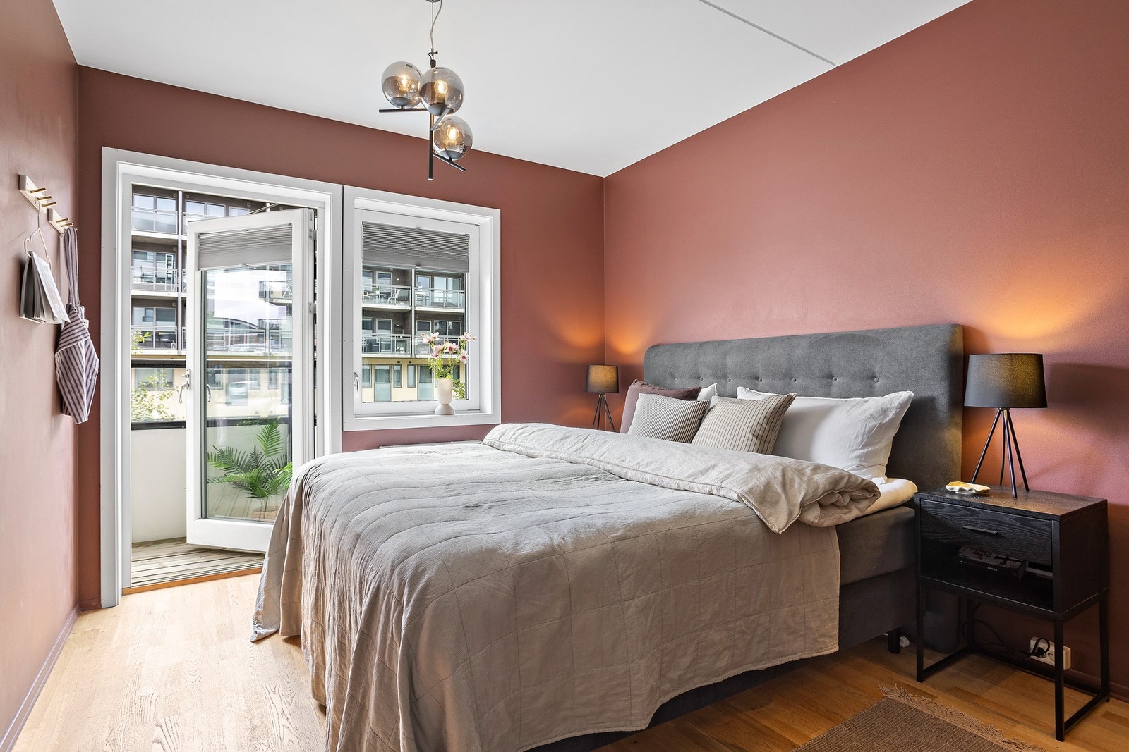 Hovedsoverommet er romslig med god plass til dobbeltseng og tilhørende nattbord Galleribilde