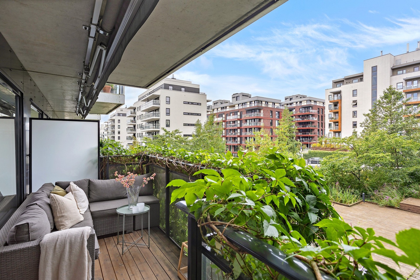 Her får du en superfresh bolig med to balkonger, tre soverom, bad, separat toalettrom, åpen stue- og kjøkkenløsning og walk-in closet! Galleribilde