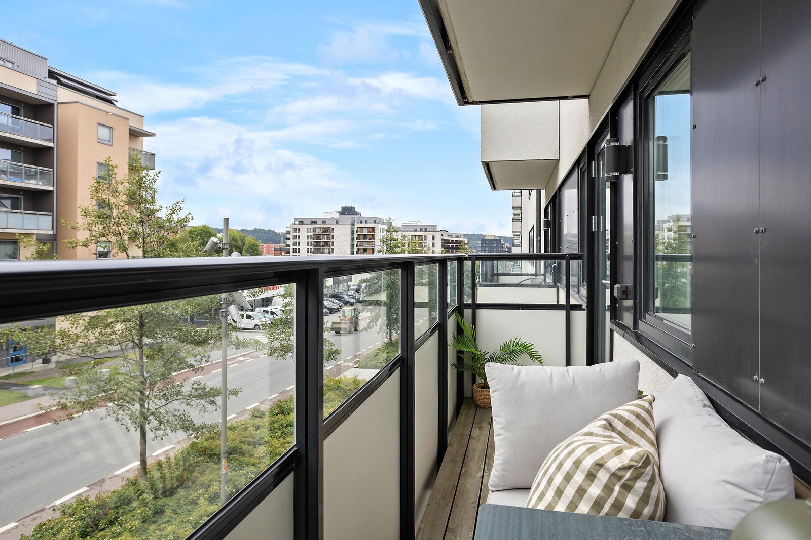 Fra soverommet kommer man ut til den sydøstvendte balkongen. Et ypperlig sted å sette seg ned i slåbroken og nyte morgensolen Galleribilde