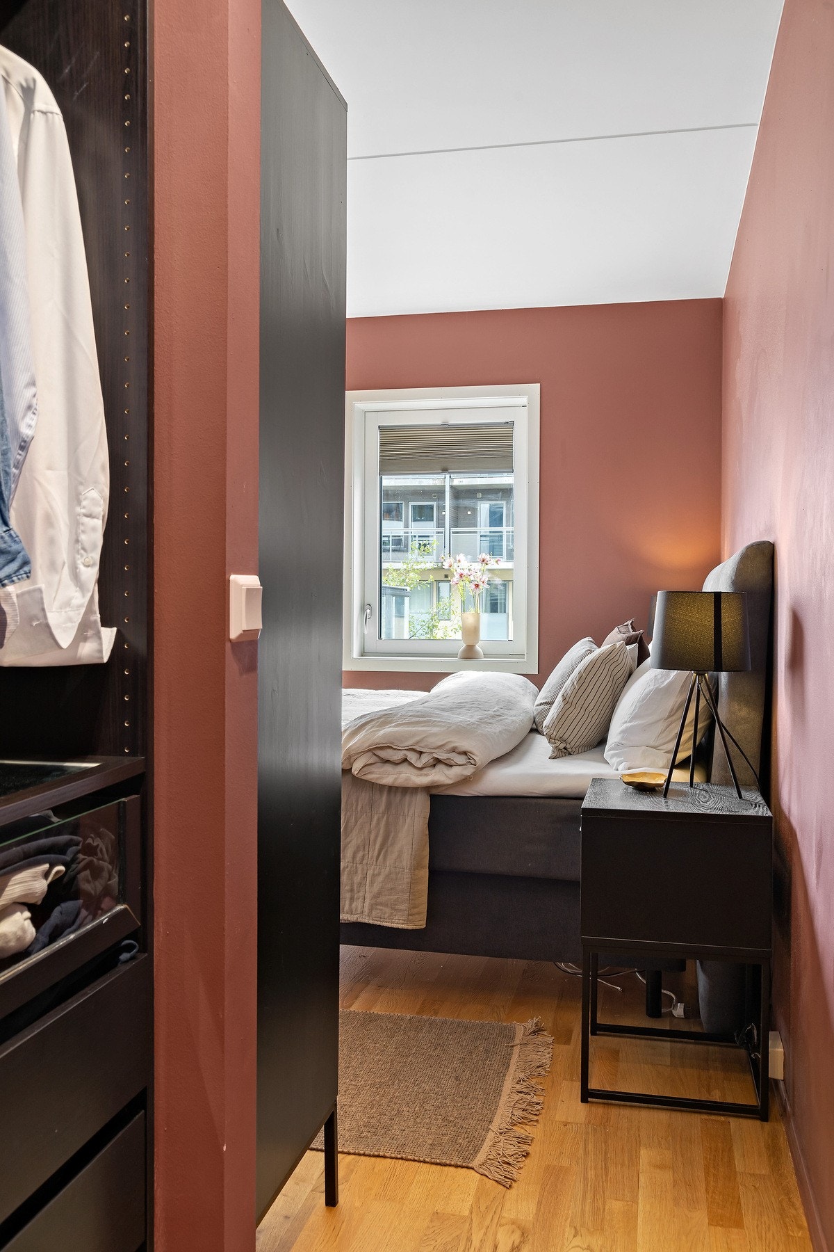 Det er også mulig å sette opp en dør slik at du får boden/walk-in adskilt fra soverommet Galleribilde