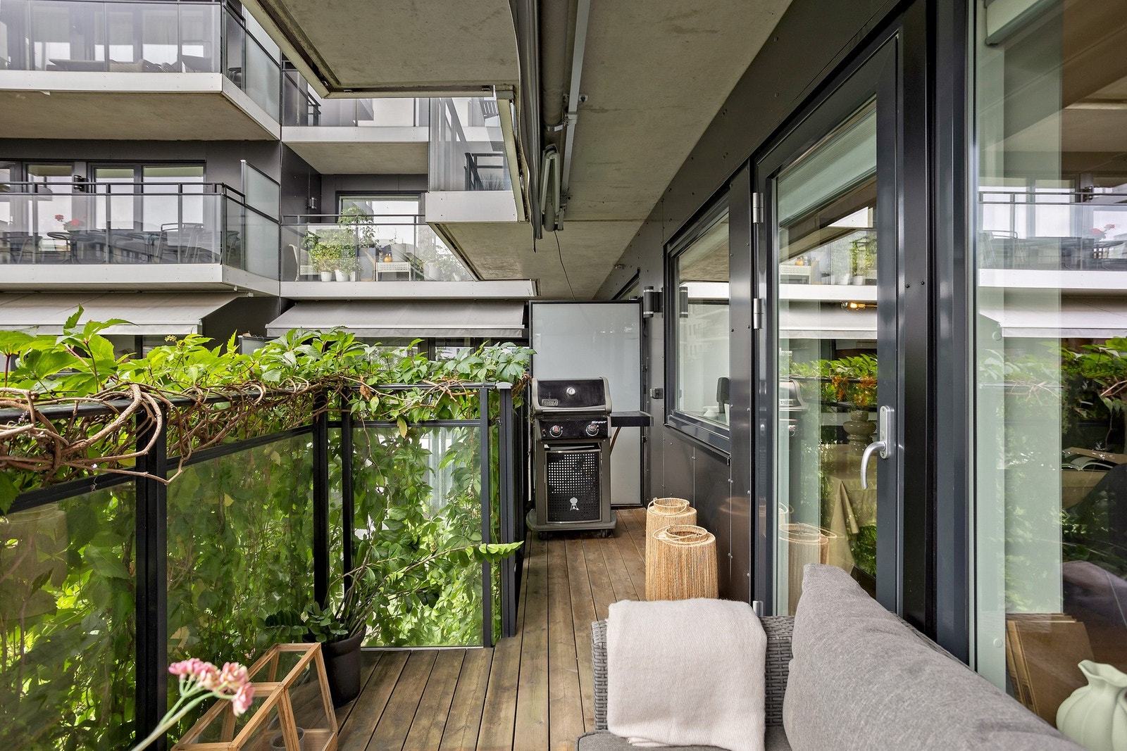 Denne hyggelige balkongen fra stuen er nordvestvendt, og har god plass til møblering av hagemøbler og grill. Beplantningen bidrar til en mer skjermet balkong Galleribilde