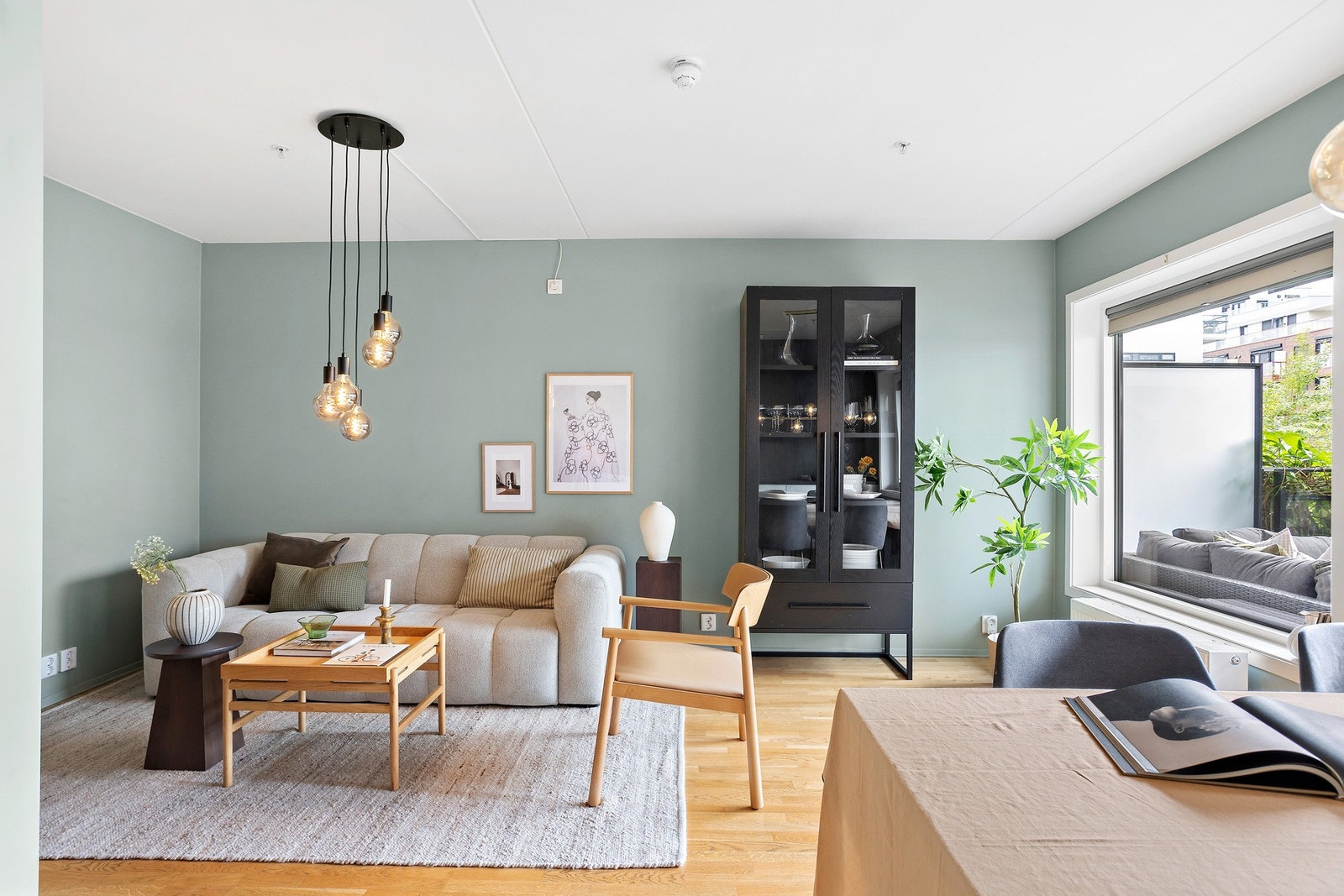 Stuen ligger i en åpen løsning mot kjøkkenet, som gir en sosial og moderne løsning Galleribilde