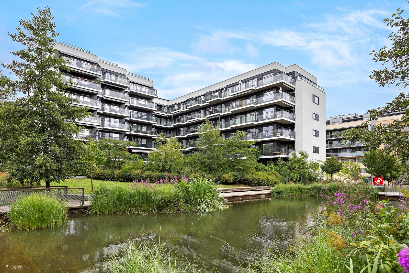 Borettslaget har hyggelige opparbeidede fellesarealer med ulik frodig vekst Galleribilde