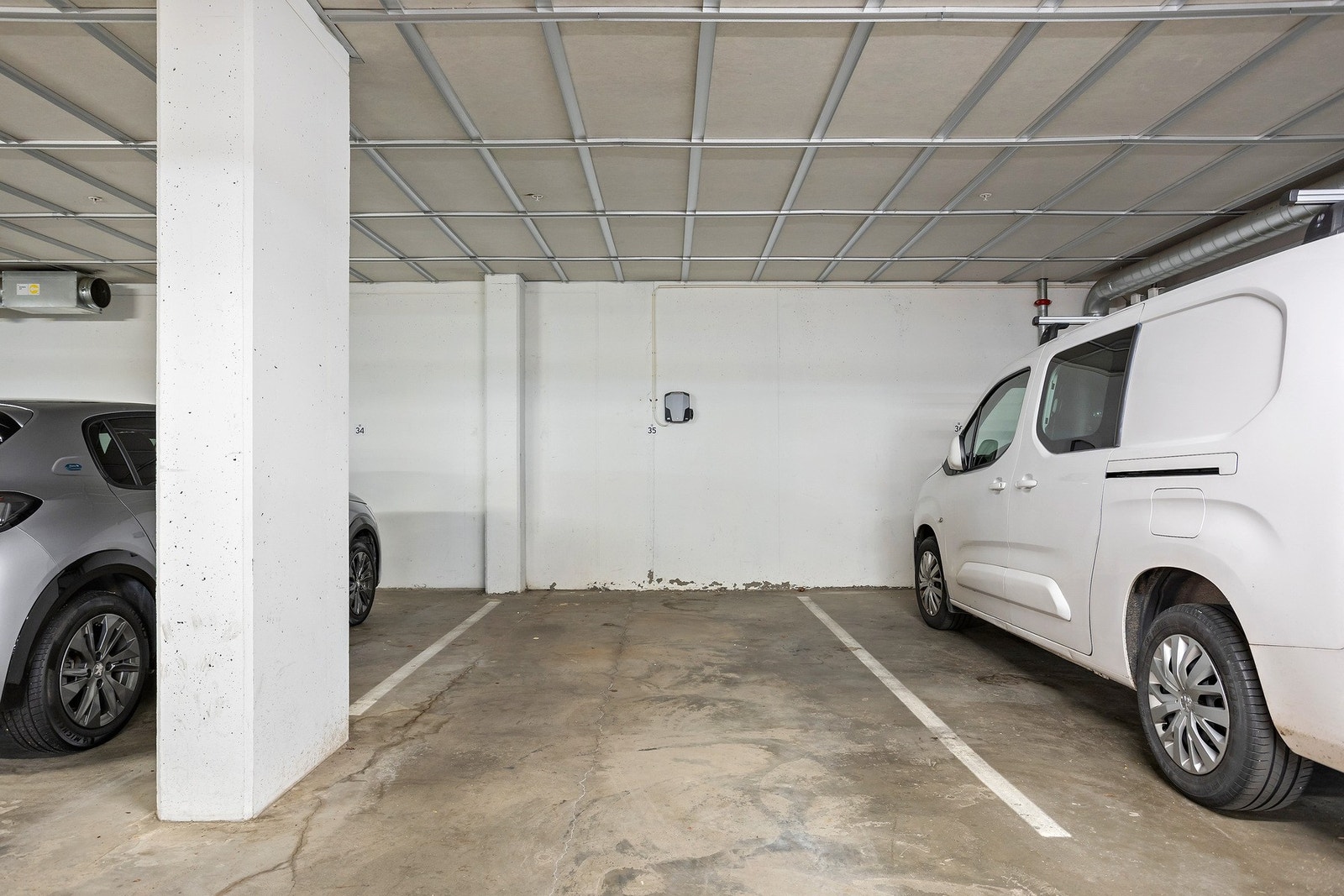 Med boligen følger en garasjeplass med el-bil lader Galleribilde