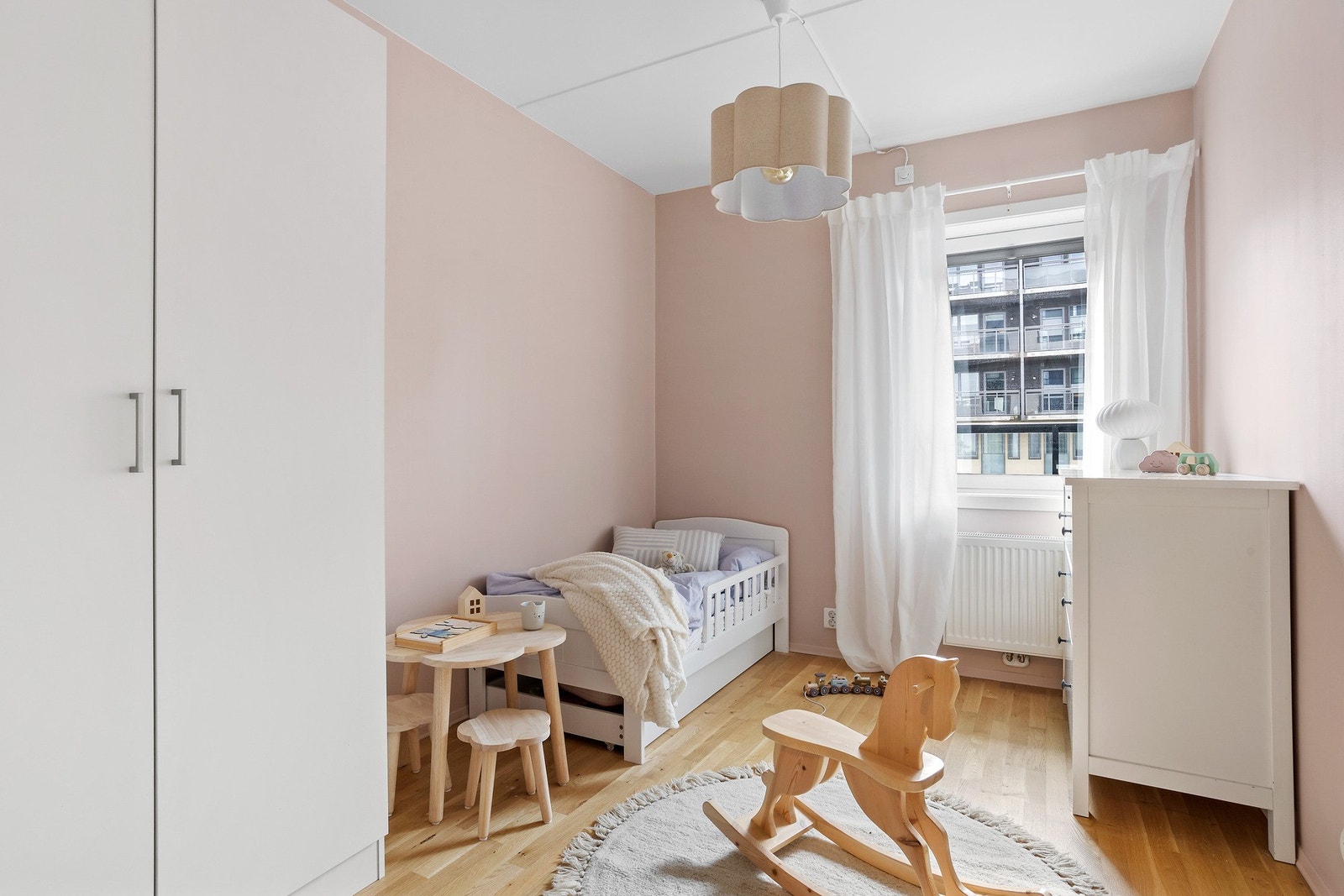 De to andre soverommene passer perfekt som barnerom, kontor eller gjesterom Galleribilde