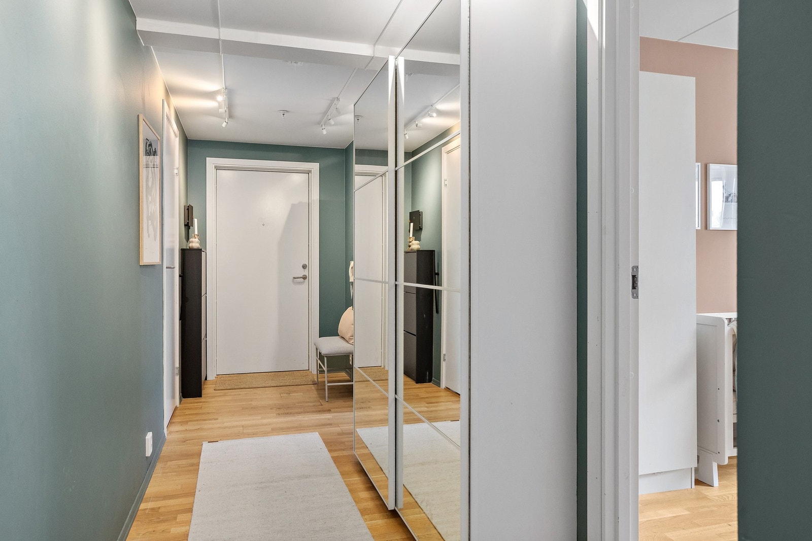 Velkommen hjem! Her kan du henge fra deg yttertøyet i skyvedørsgarderoben og sette fra deg sko i skoskapet. Det er god plass til ulike oppbevaringsløsninger! Galleribilde