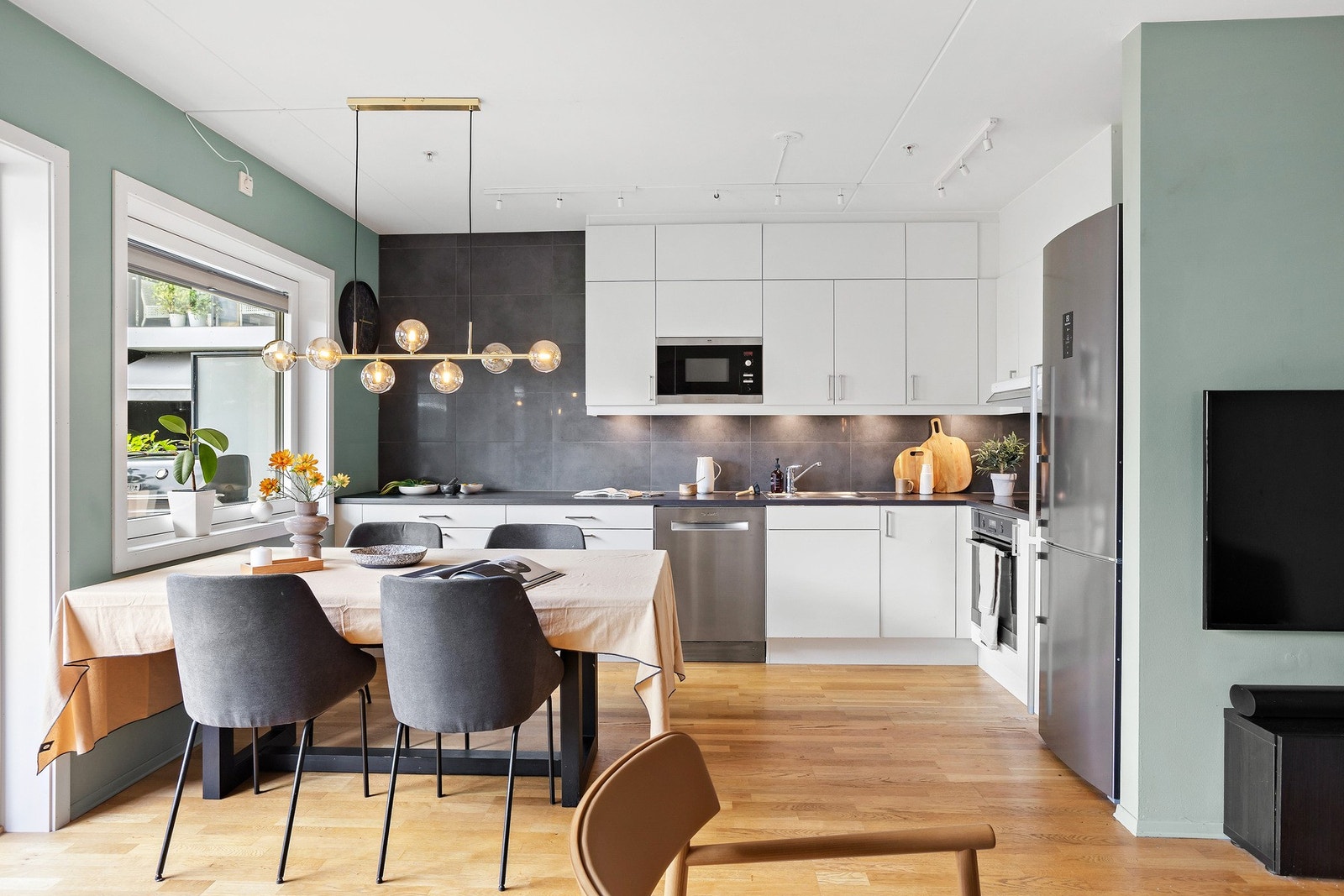 Flott og velholdt kjøkken med god lagringsplass til kjøkkenredskaper, og store arbeidsflater som løfter matlagingen. Det er god plass til et stort spisebord i tilknytning til kjøkkenet Galleribilde