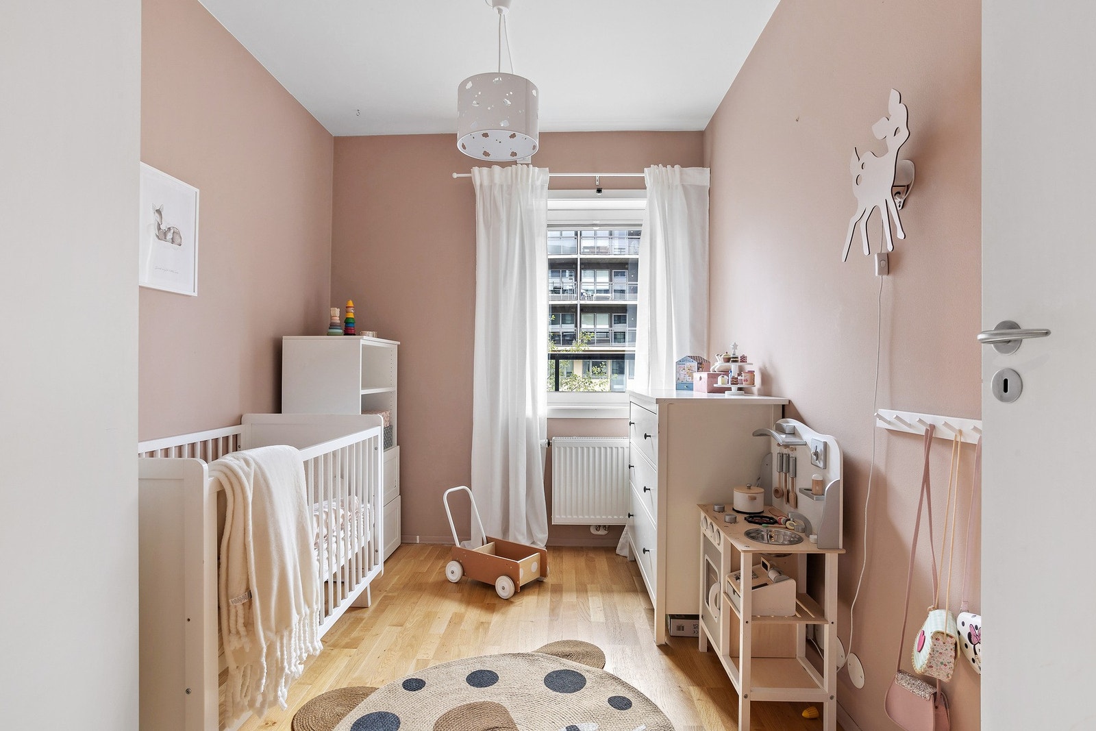 Det er god plass til seng med tilhørende nattbord og garderobeskap, samt annet ønskelig møblement Galleribilde