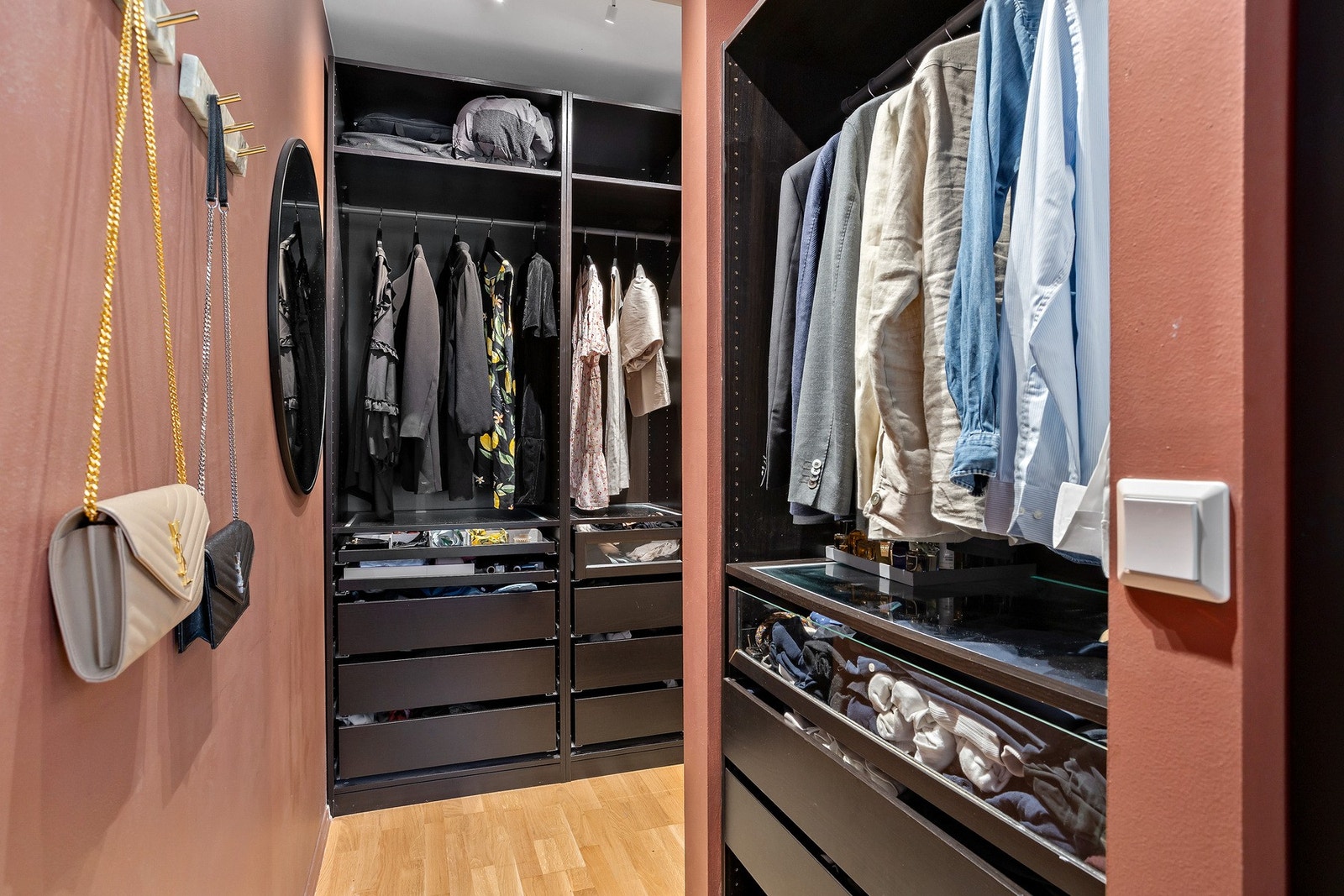 Praktisk walk-in-closet med tilgang fra soverommet og gangen Galleribilde