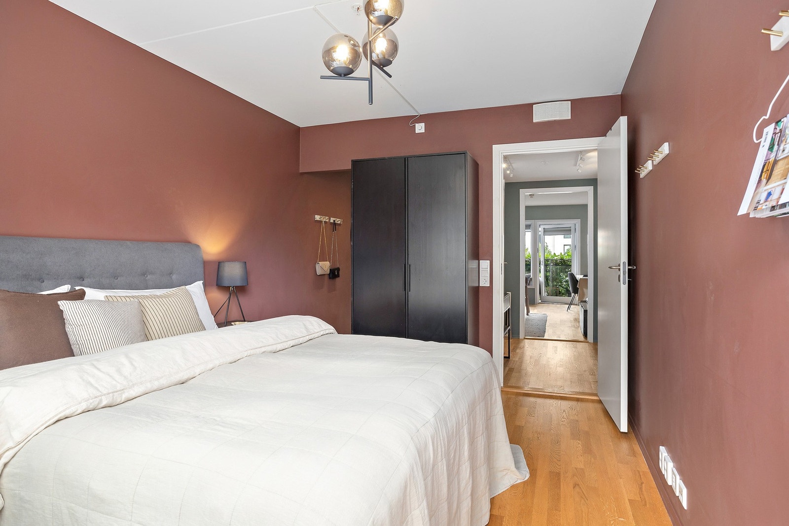 Her har du plass til oppbevaring av klær i garderobeskap eller i walk-in-closet Galleribilde