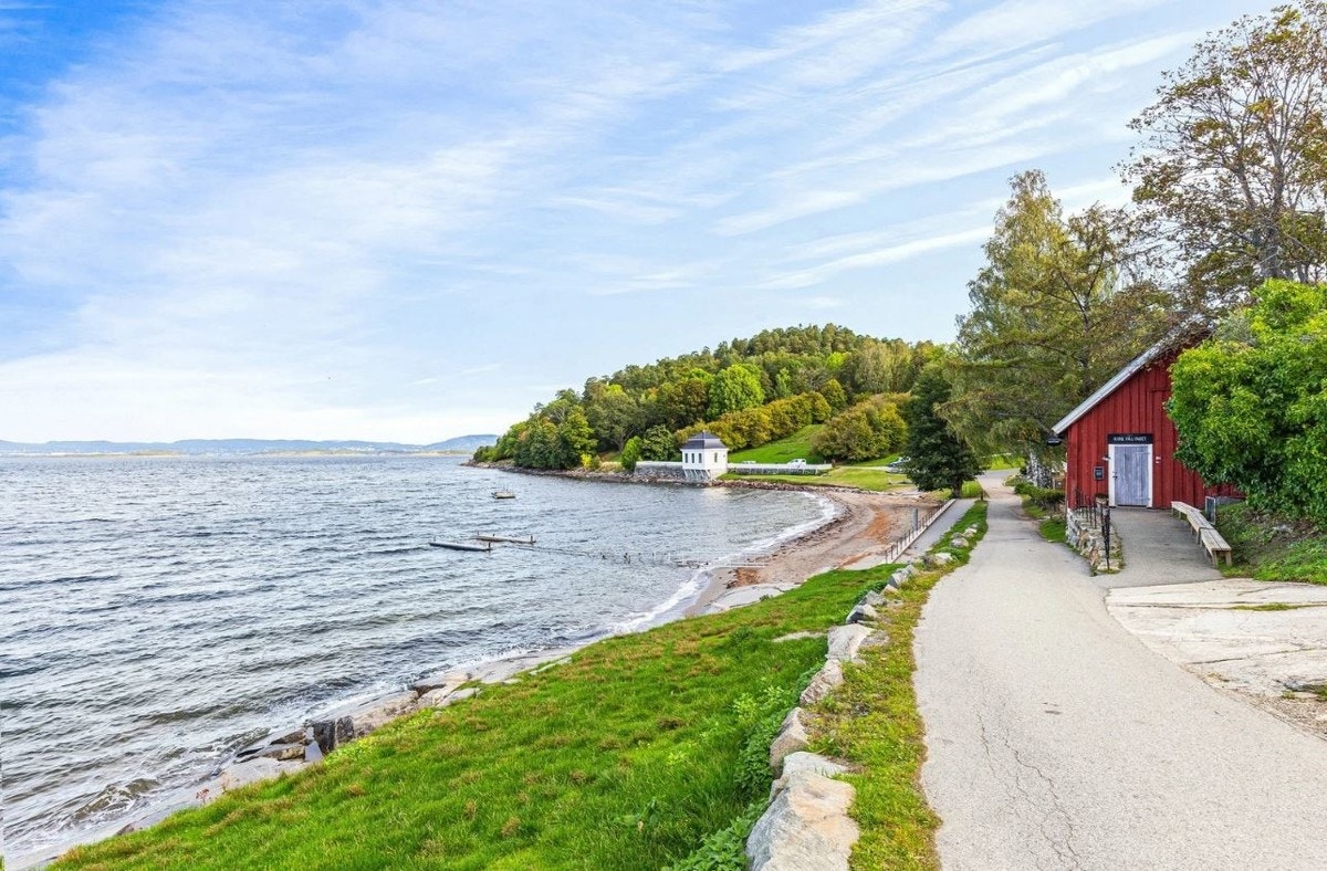 Populære Hvervenbukta ? med badestrand, turstier og rekreasjonsmuligheter året rundt. Galleribilde