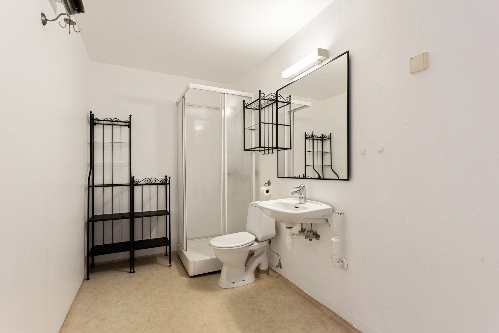 Eldre bad av en fin størrelse med opplegg til vaskemaskin. Badet har videre toalett, servant, dusjkabinett, speil og baderomshyller. Galleribilde
